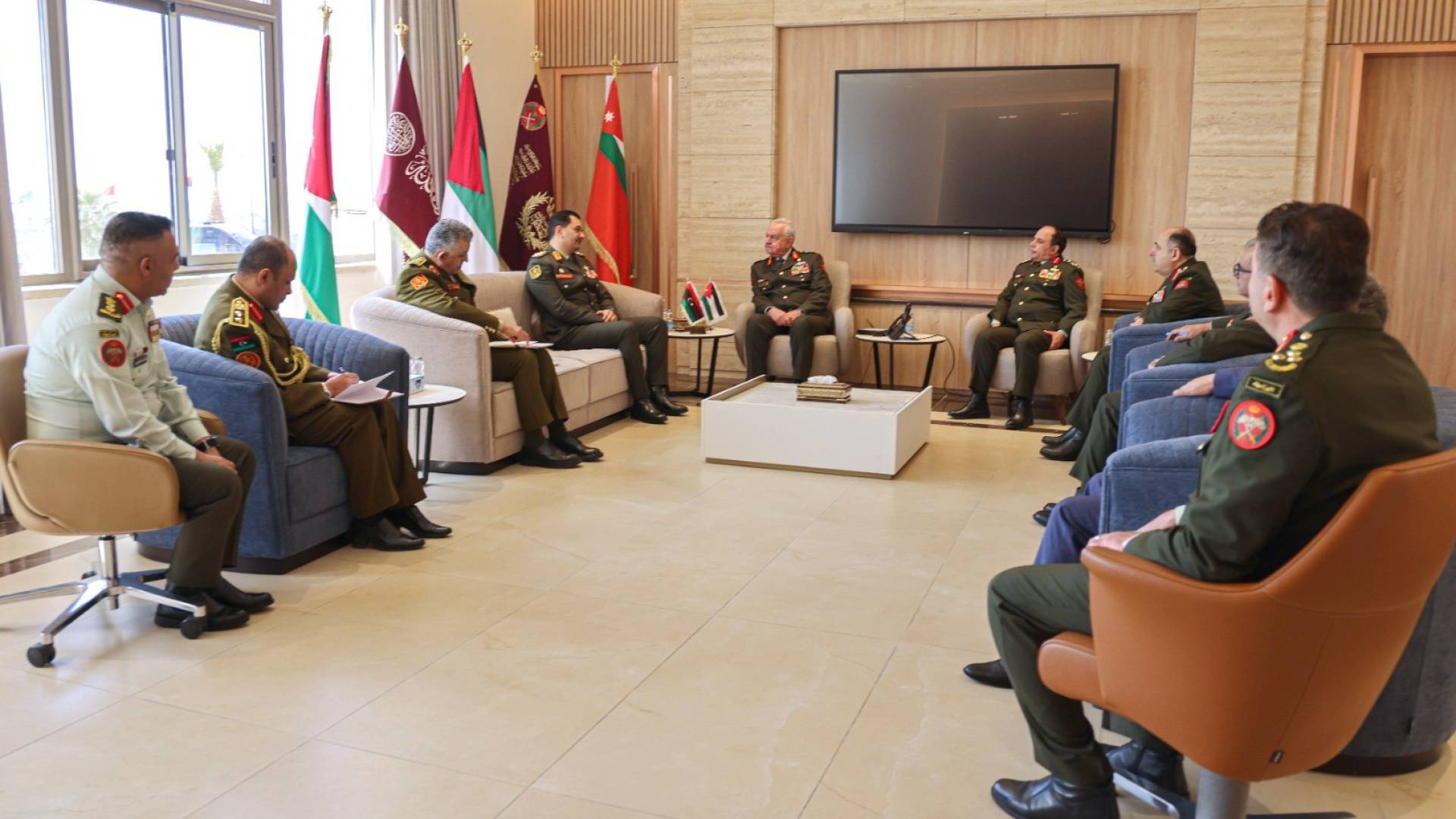 رئيس هيئة الأركان المشتركة اللواء الركن يوسف أحمد الحنيطي مع نائب القائد العام للقوات المسلحة العربية الليبية