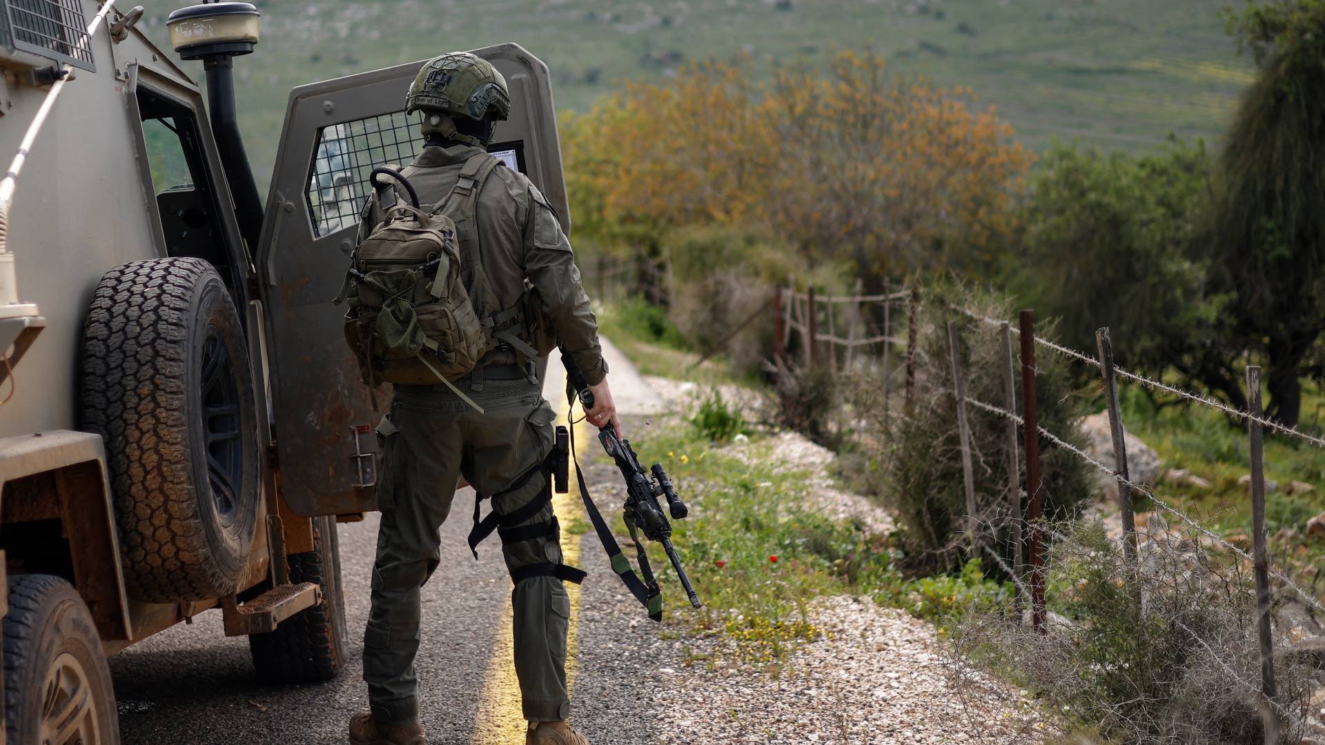 جندي "إسرائيلي" يقوم بدورية على الحدود اللبنانية