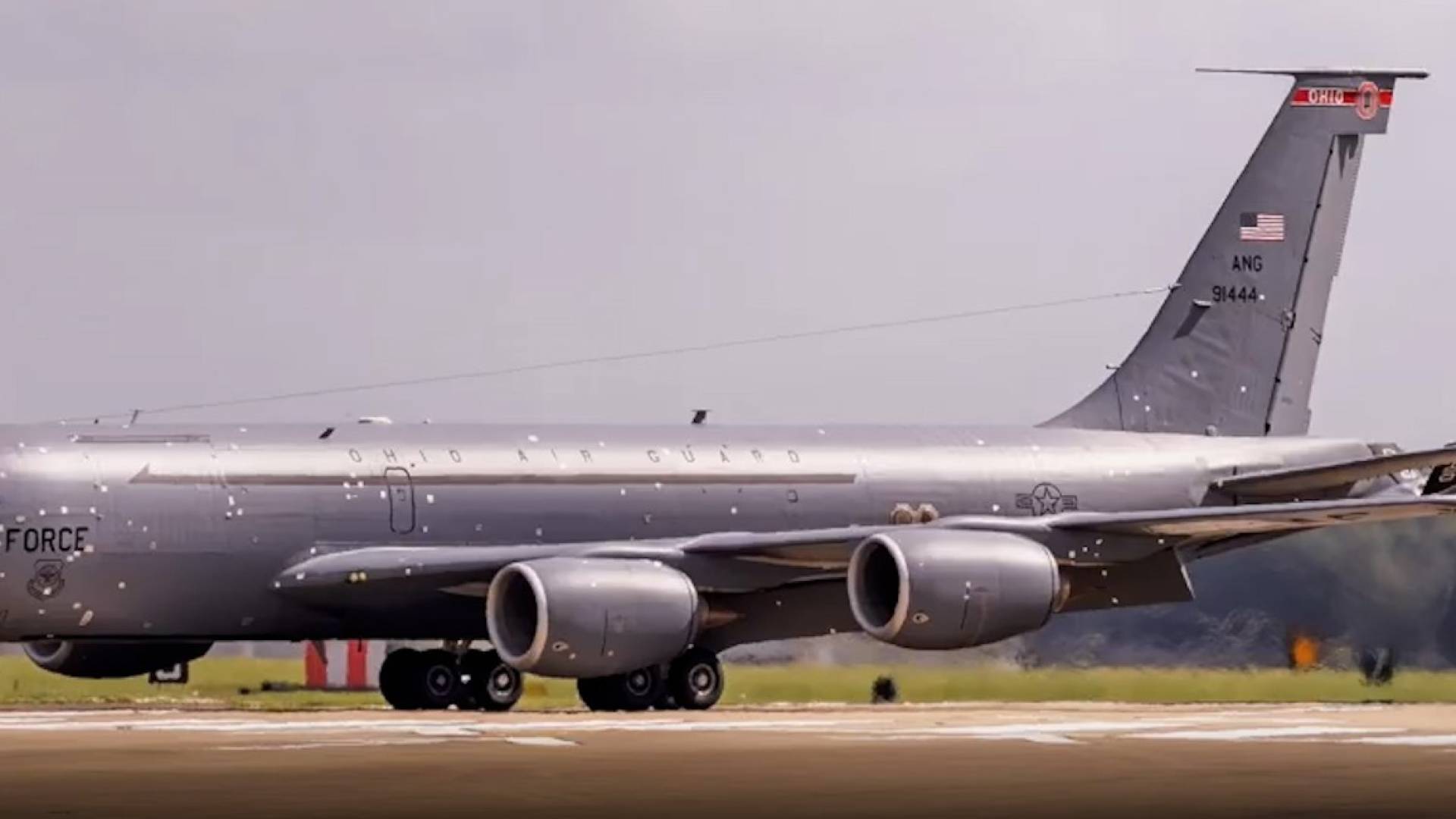 غموض يلف مهمة طائرة أمريكية هبطت بـ"ترقيعات مؤقتة" بعد تعرضها لإصابات مباشرة - فيديو