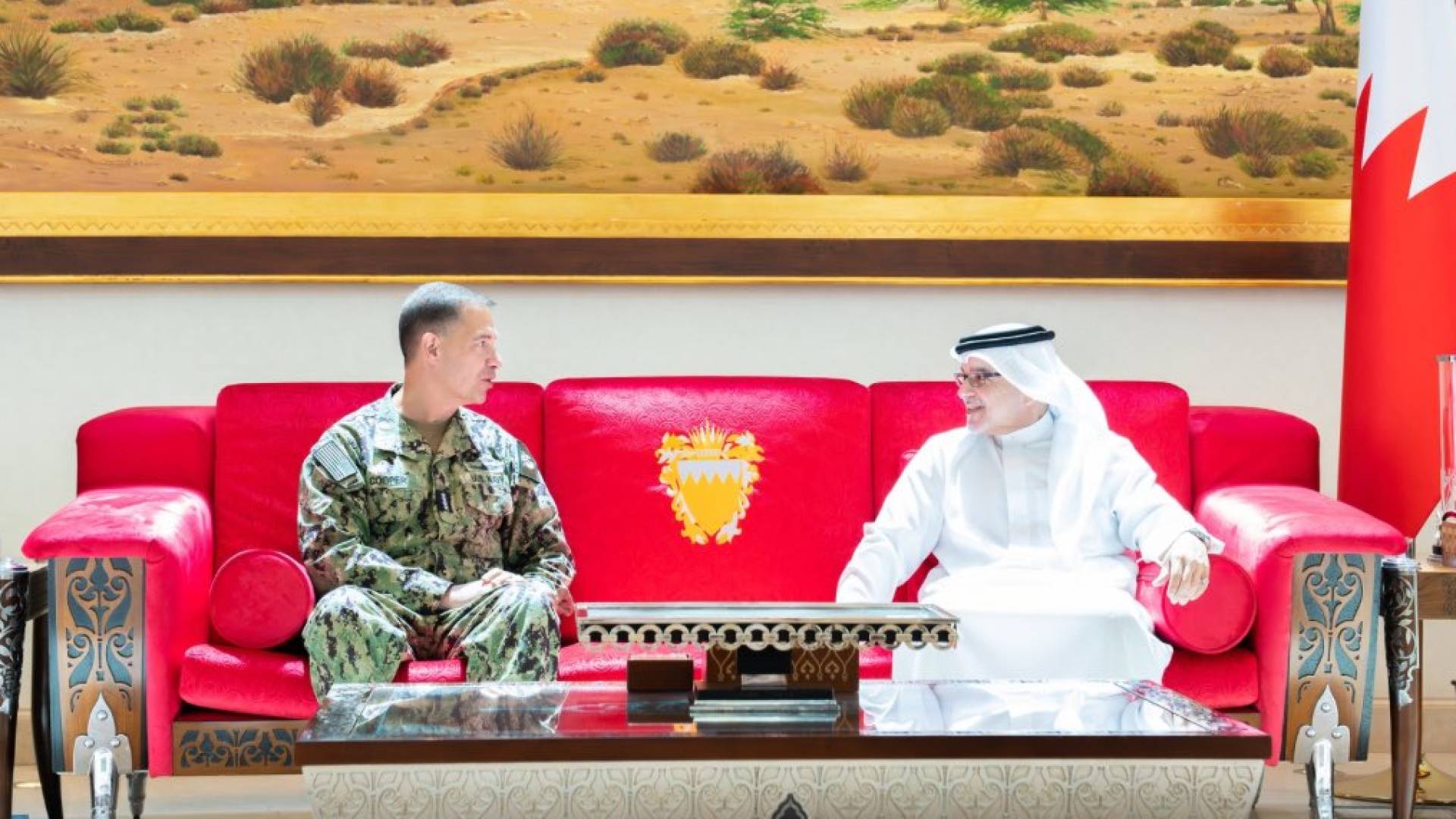 حمد آل خليفة وقائد القيادة المركزية الأمريكية