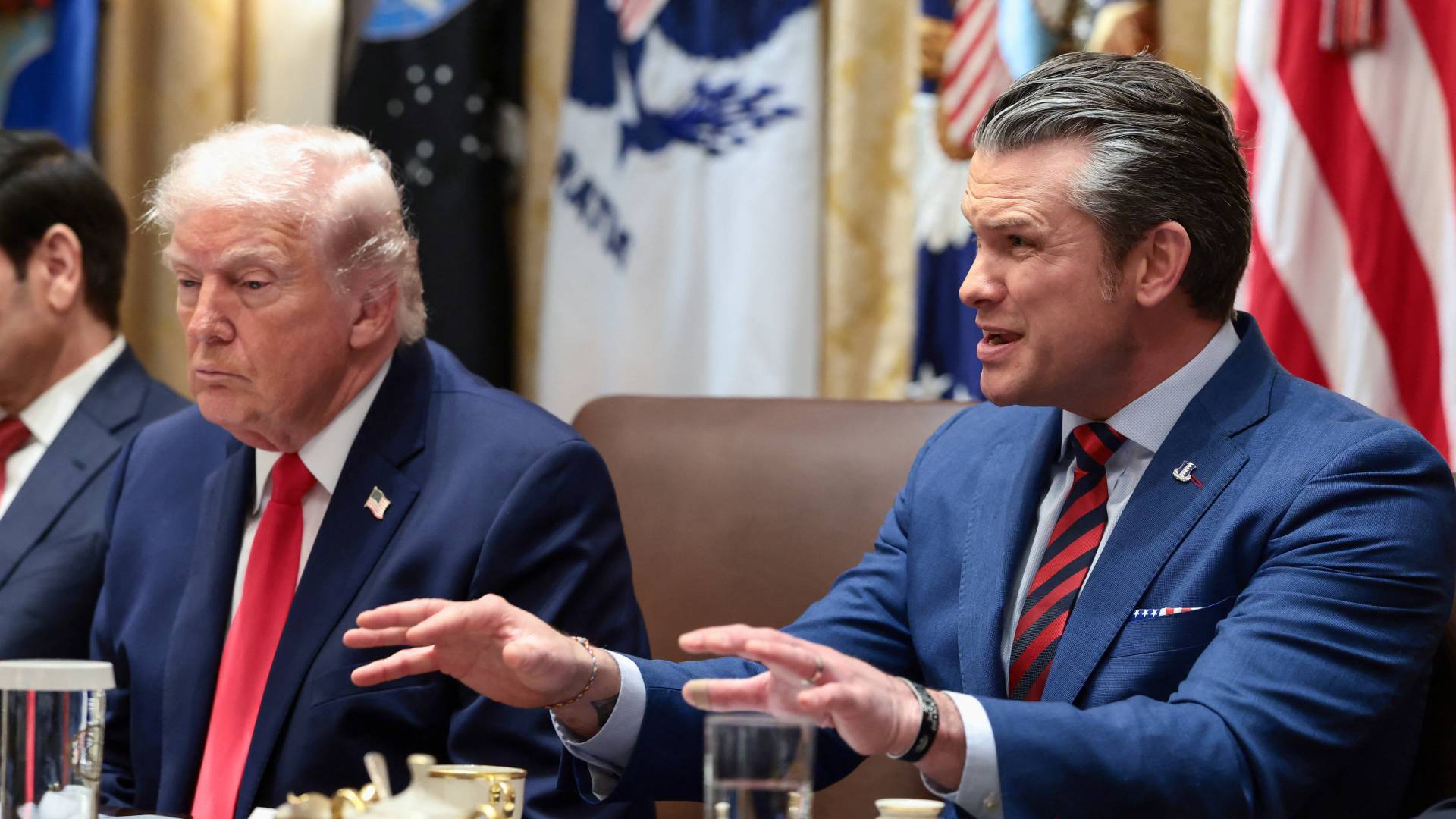 الرئيس الامريكي دونالد ترمب و وزير الحرب الأمريكي بيت هيغسيث