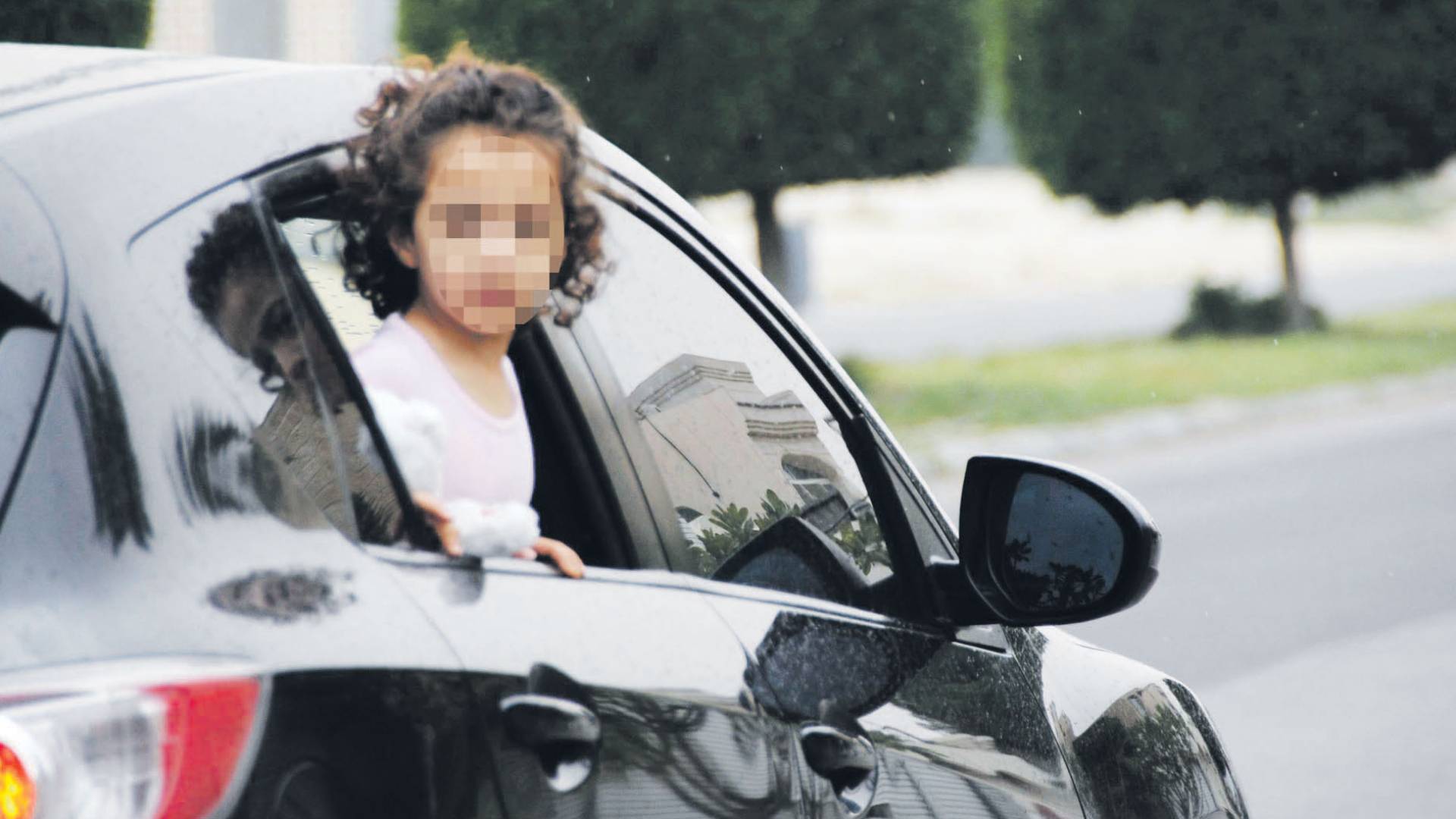 طفل تخرج جزء من جسدها من المركبة