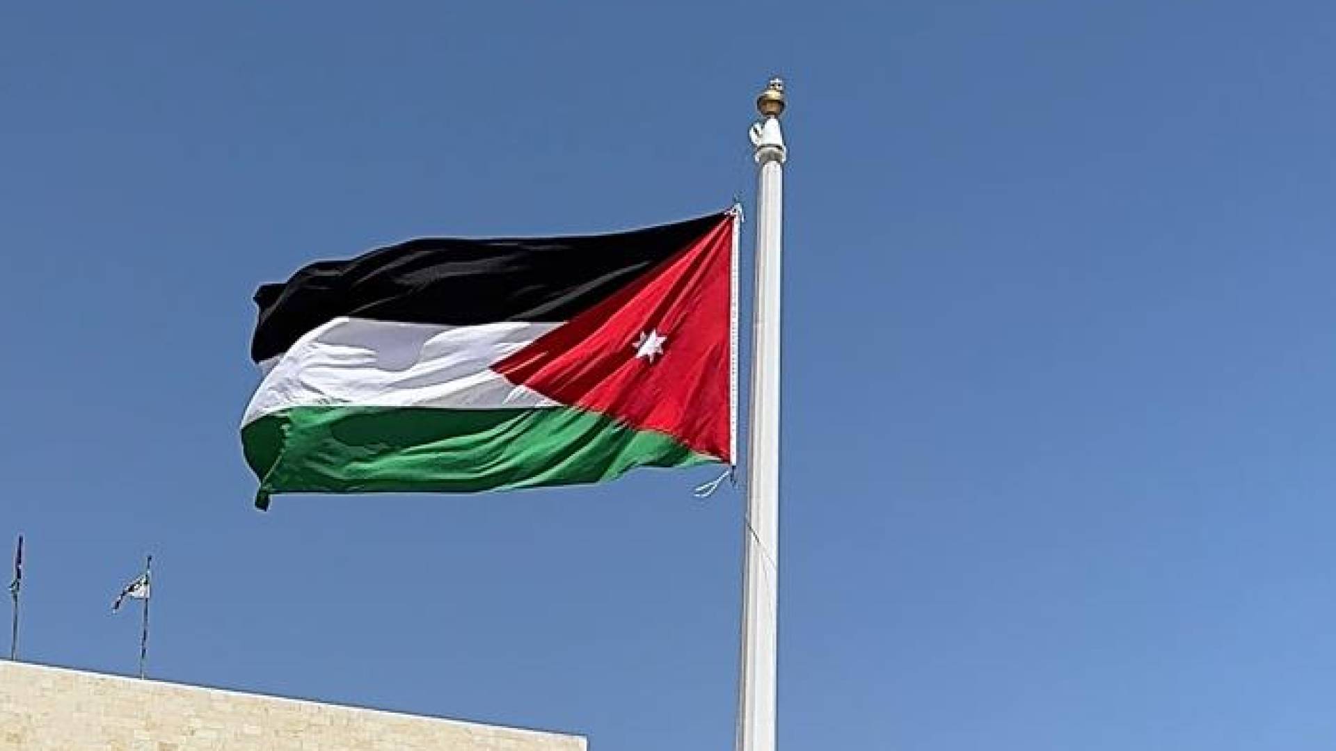 علم المملكة الأردنية الهاشمية يزين العاصمة عمان