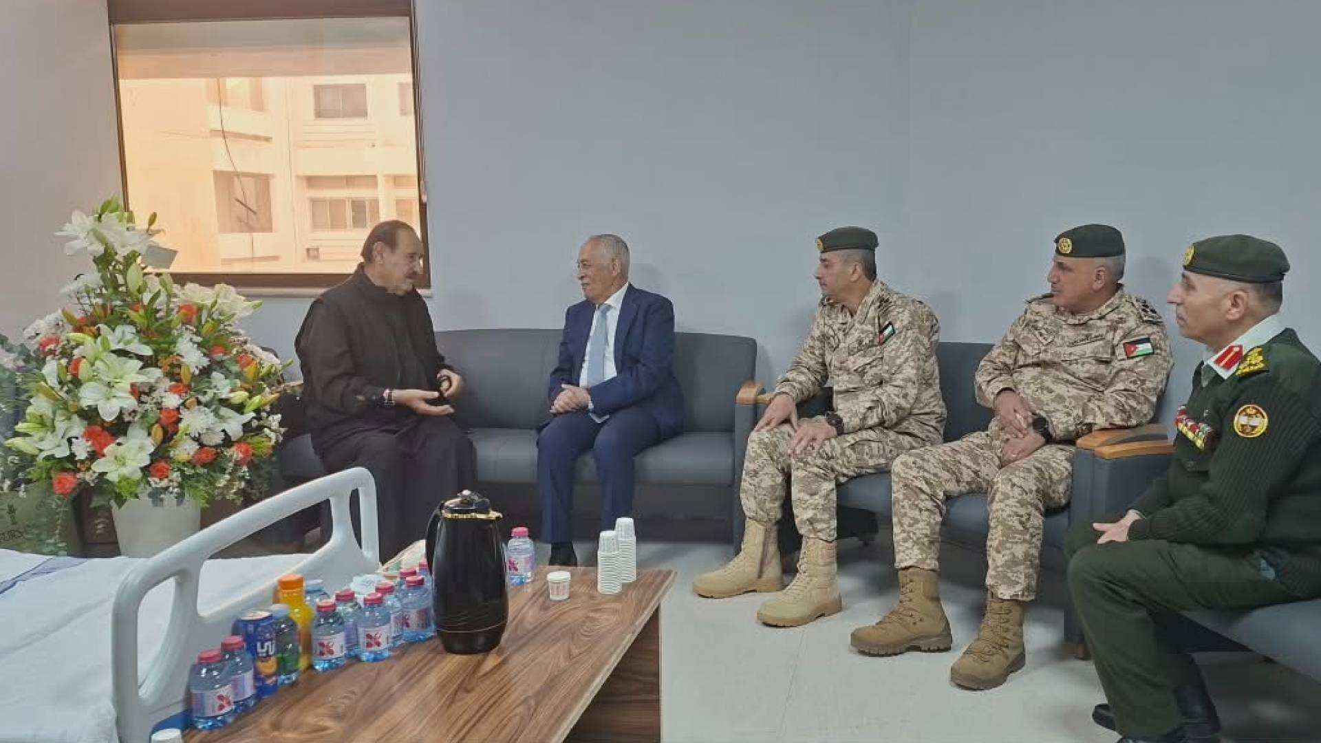 زيارة رئيس الديوان الملكي الهاشمي للفريق المتقاعد متعب الزبن