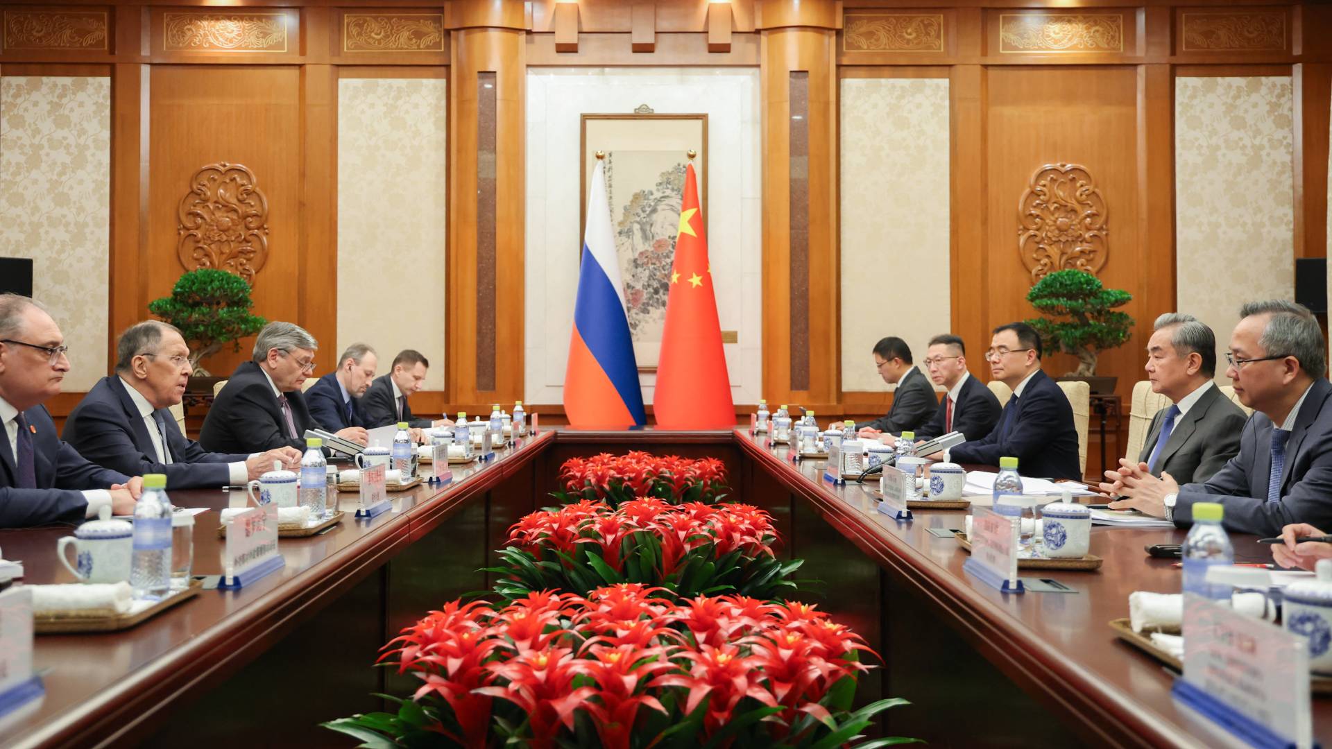 الرئيس الصيني يستقبل وزير خارجية روسيا