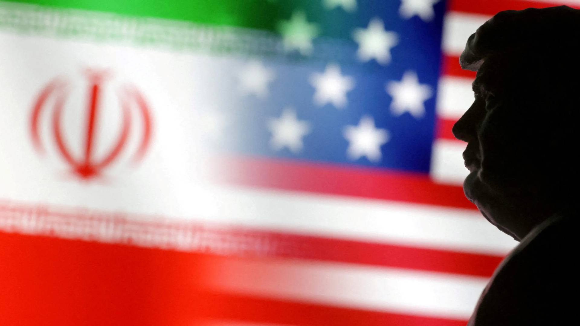 الرئيس الأمريكي دونالد ترمب، مع العلمين الأمريكي والإيراني