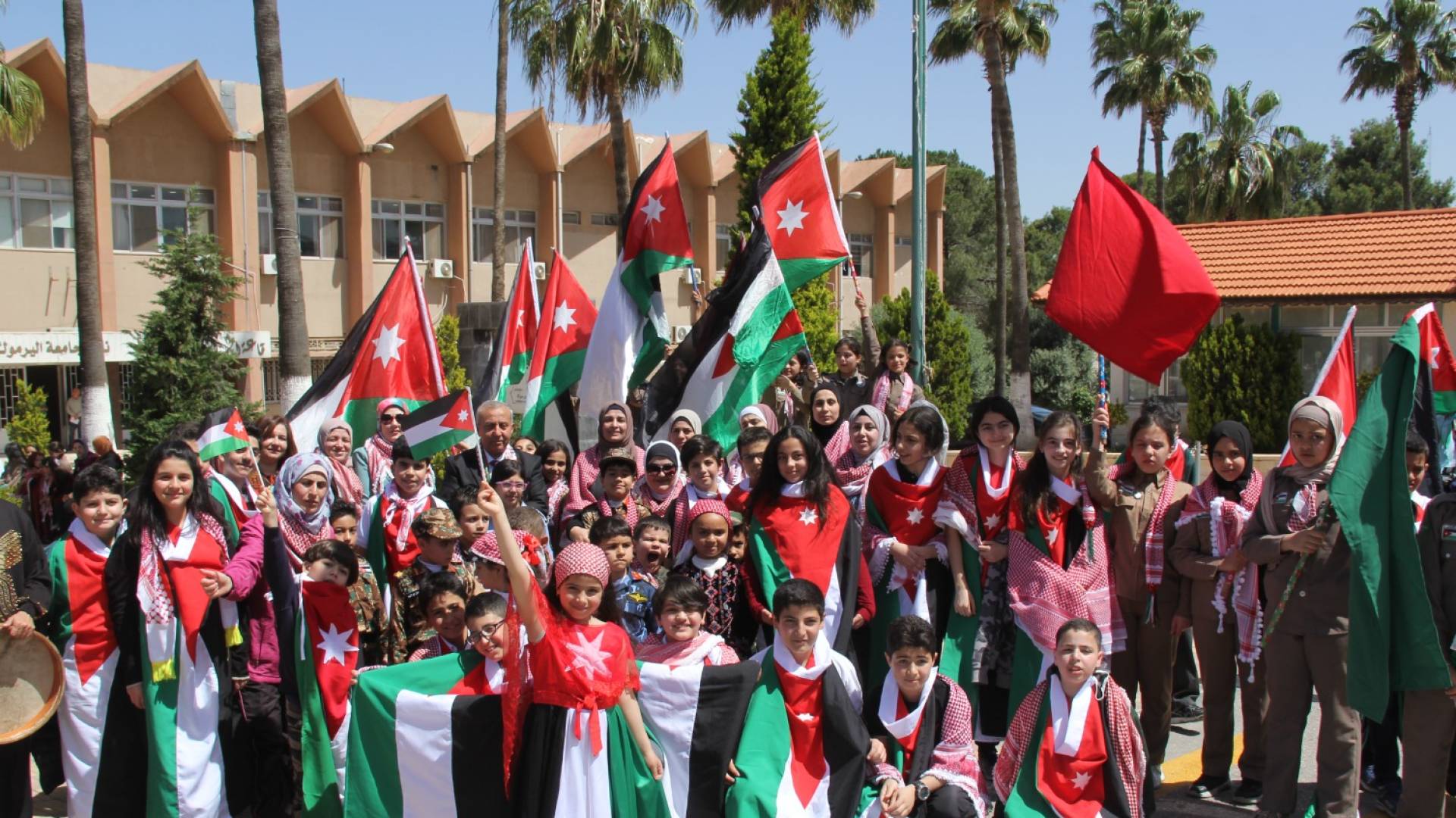 طلاب يحتفلون في يوم العلم