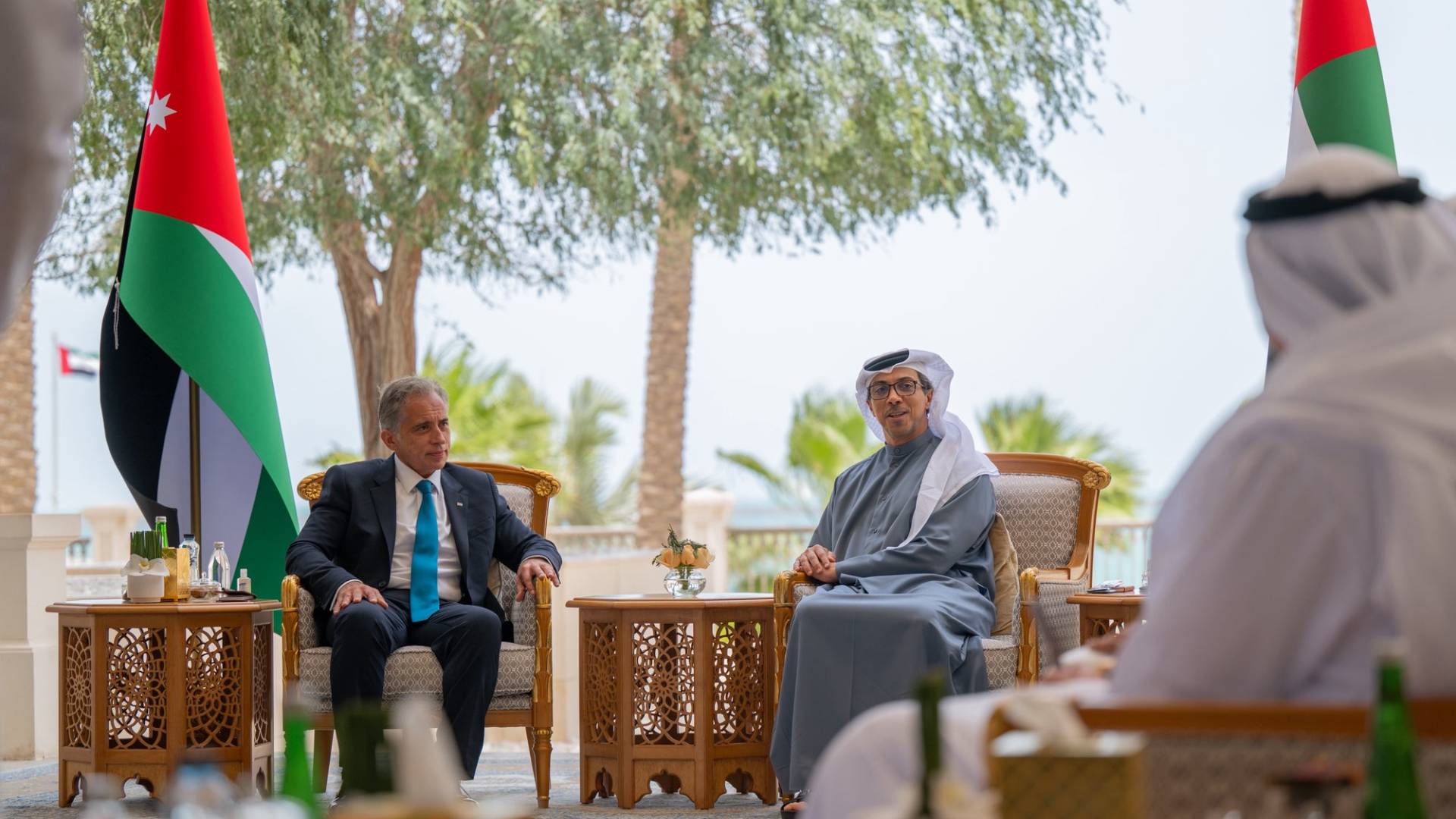 رئيس الوزراء جعفر حسان والشيخ منصور بن زايد آل نهيان نائب رئيس دولة الإمارات