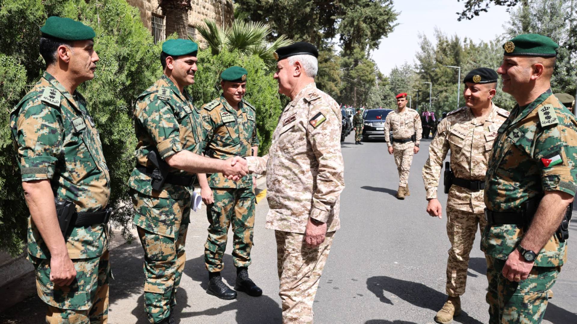 الحنيطي  يزور قيادة الحرس الملكي الخاص