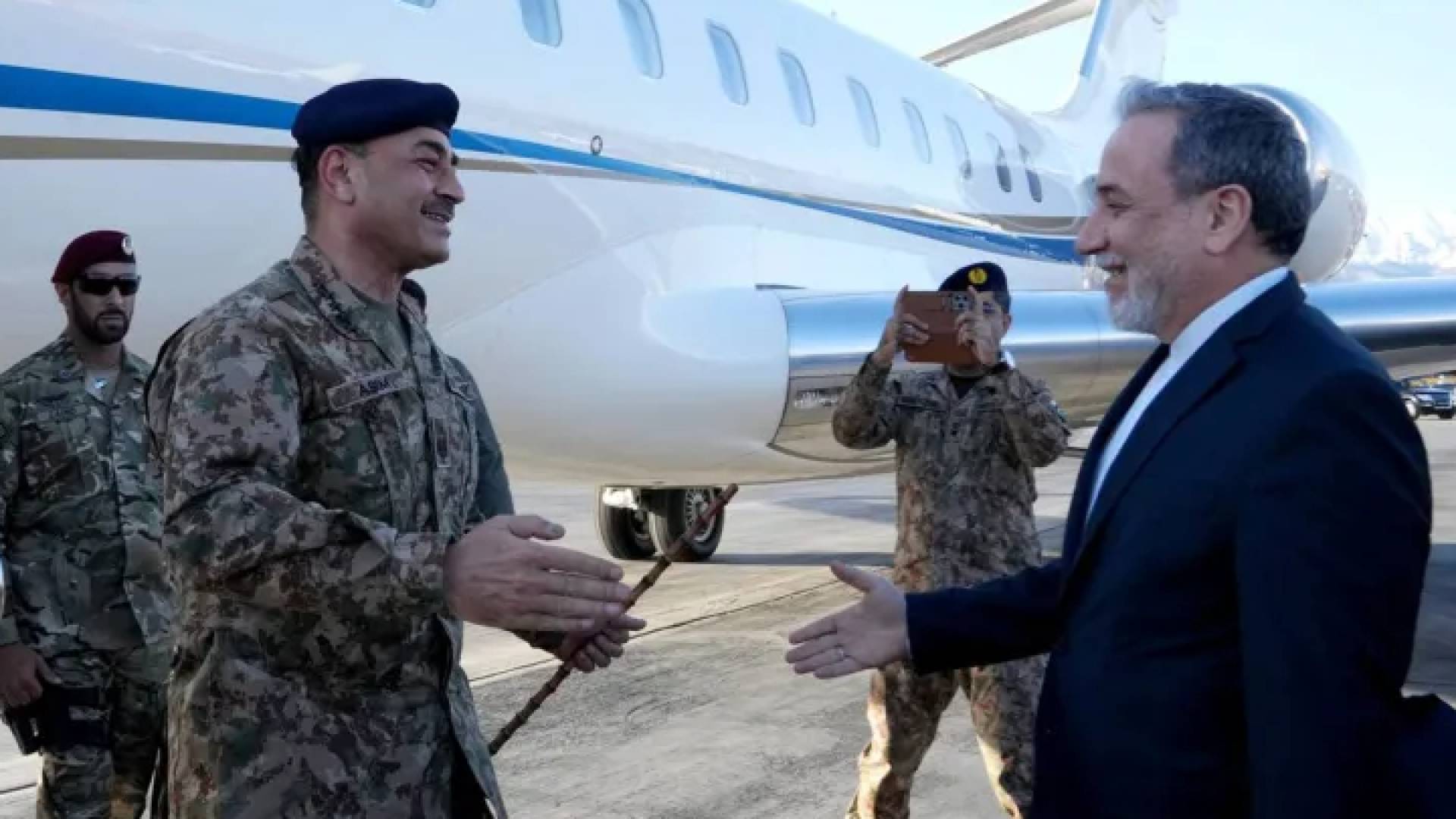 وزير الخارجية  الإيراني وقائد الجيش الباكستاني