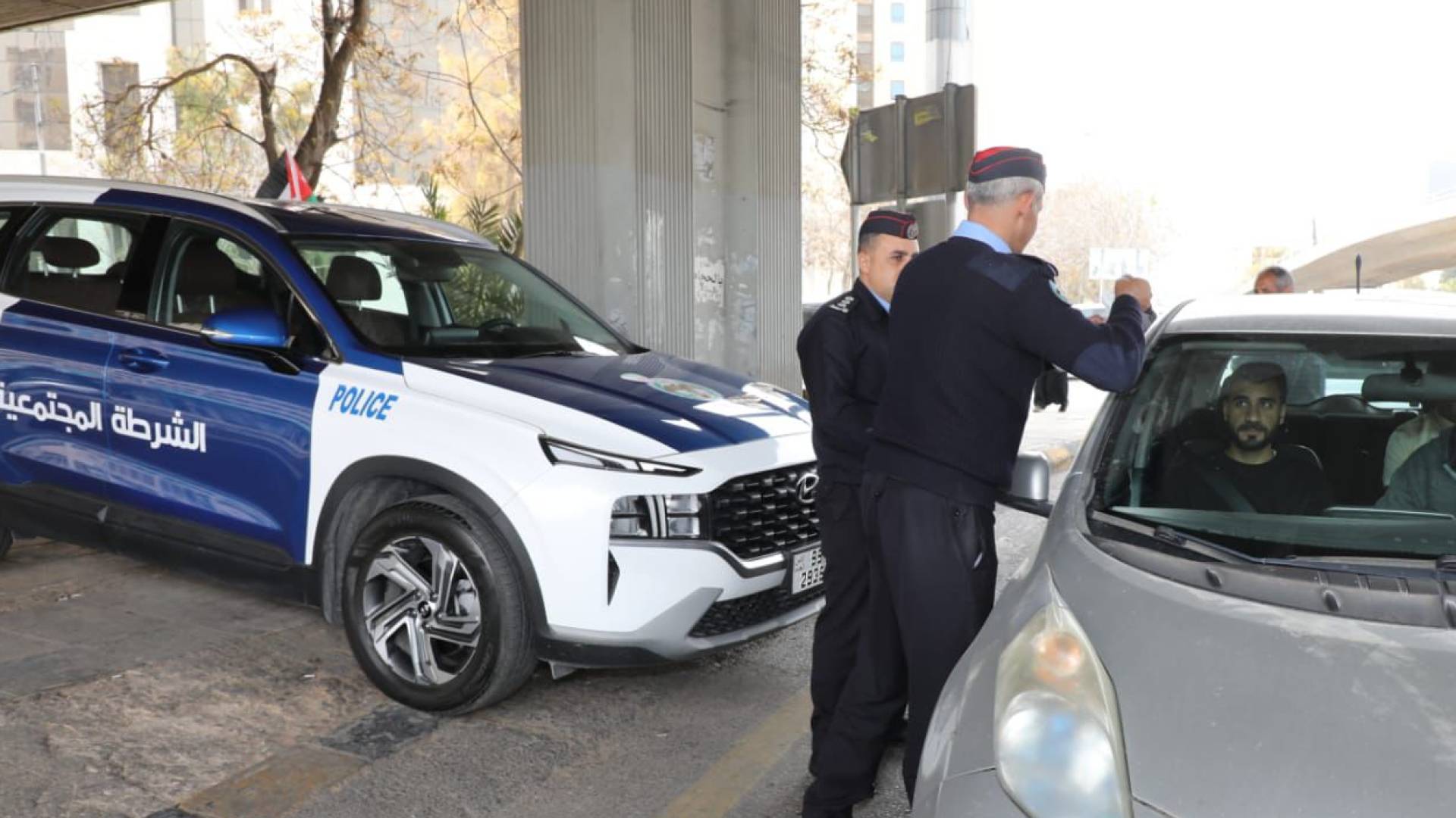 الأمن العام يباشر بلصق وتوزيع العلم الأردني