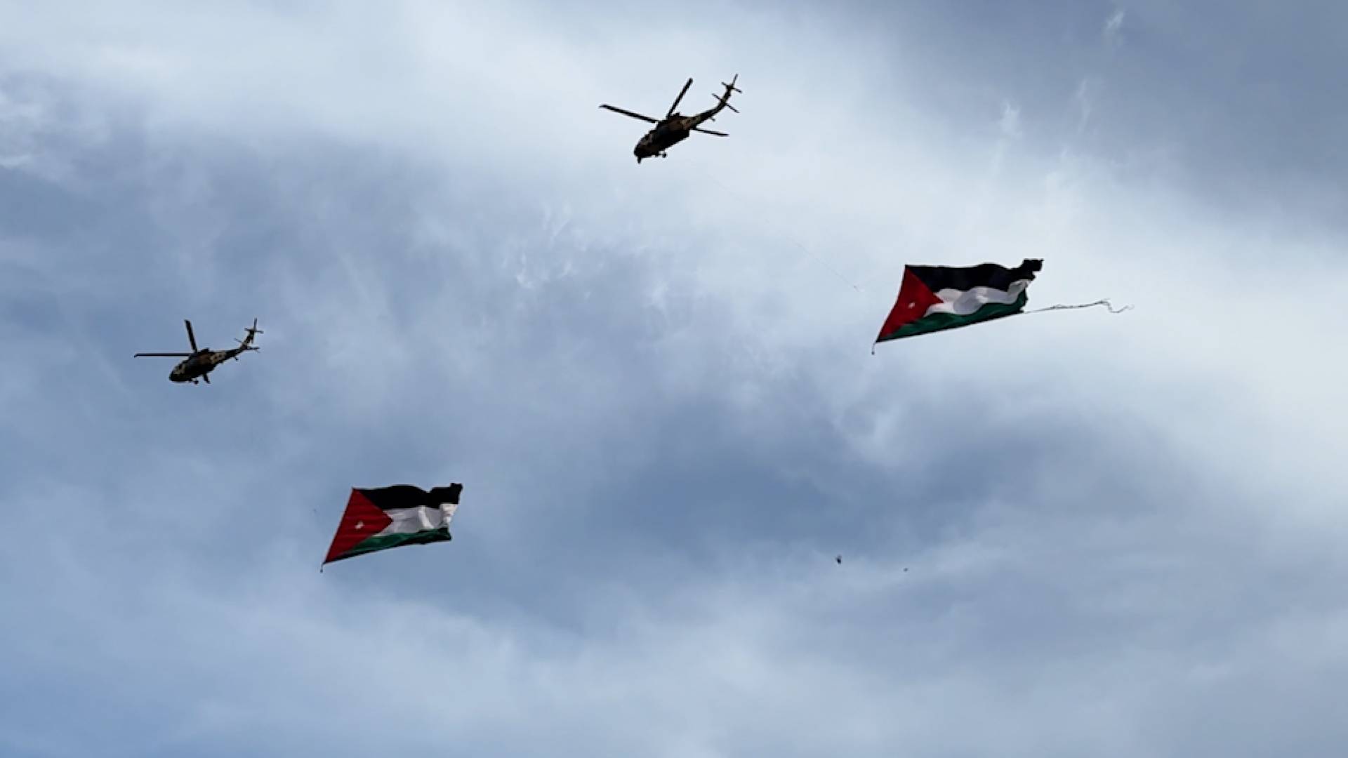 طائرات سلاح الجو الملكي مع رايات العلم الأردني