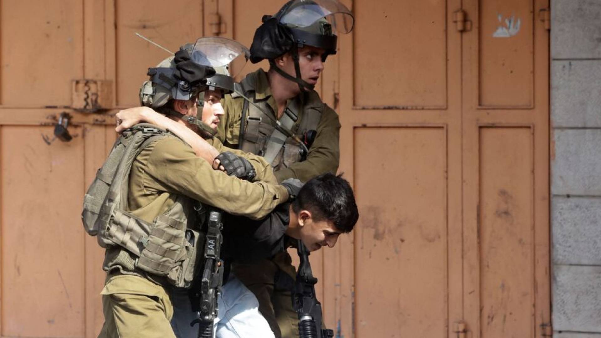 صورة أرشيفية لاعتقال قوات الاحتلال أحد الشباب الفلسطينيين