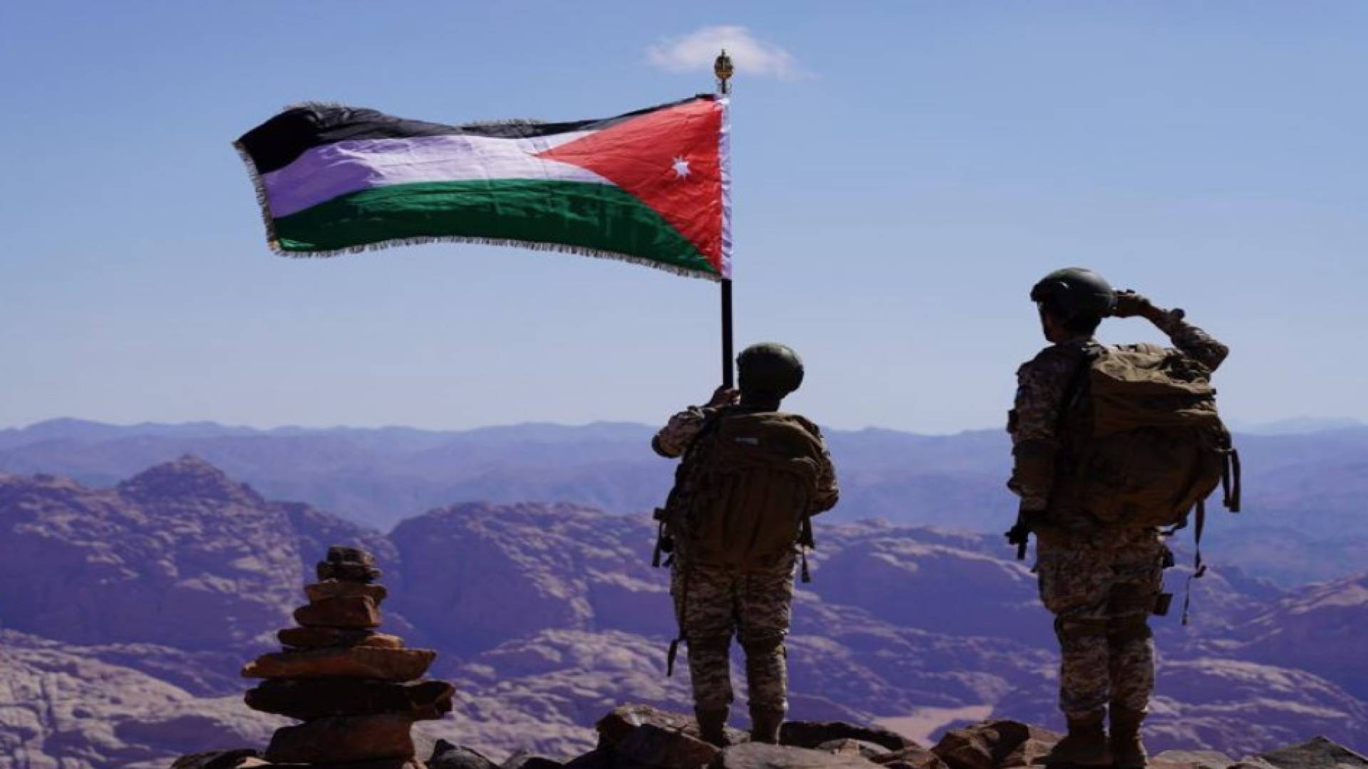الجيش العربي يرفع العلم الأردني على قمة جبل "أم الدامي" الأعلى في الأردن