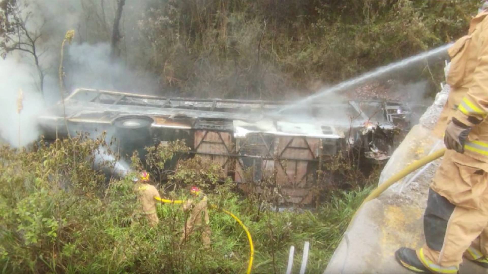 مصرع 14 شخصا واحتراق حافلة ركاب بعد سقوطها في منحدر جبلي بجنوب الإكوادور