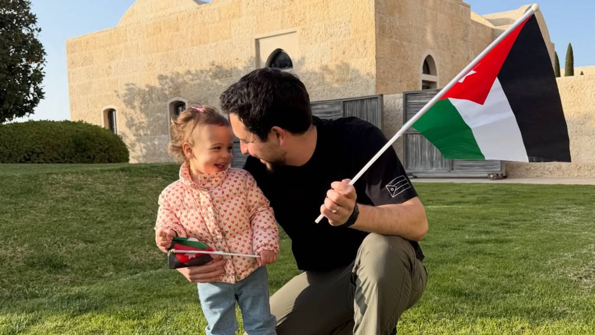 ولي العهد يحتفل مع ابنته بيوم العلم