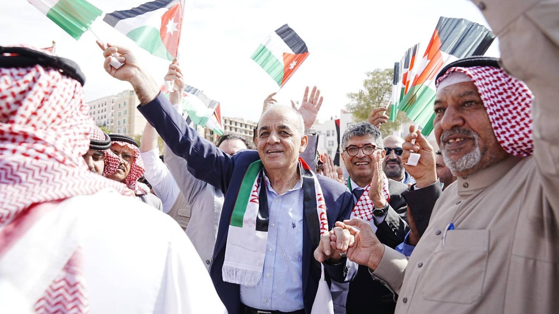 وزير السياحة والآثار يشارك بمسيرة وطنية في البترا احتفاء بيوم العلم الأردني