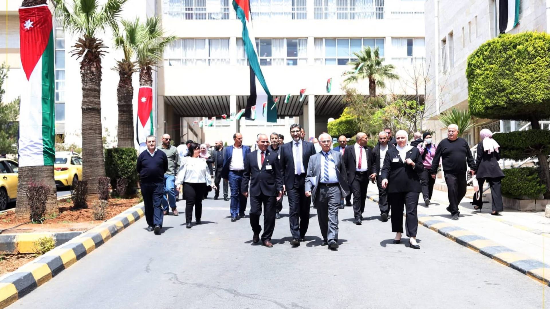 احتفالية مستشفى الجامعة الأردنية بيوم العلم الأردني