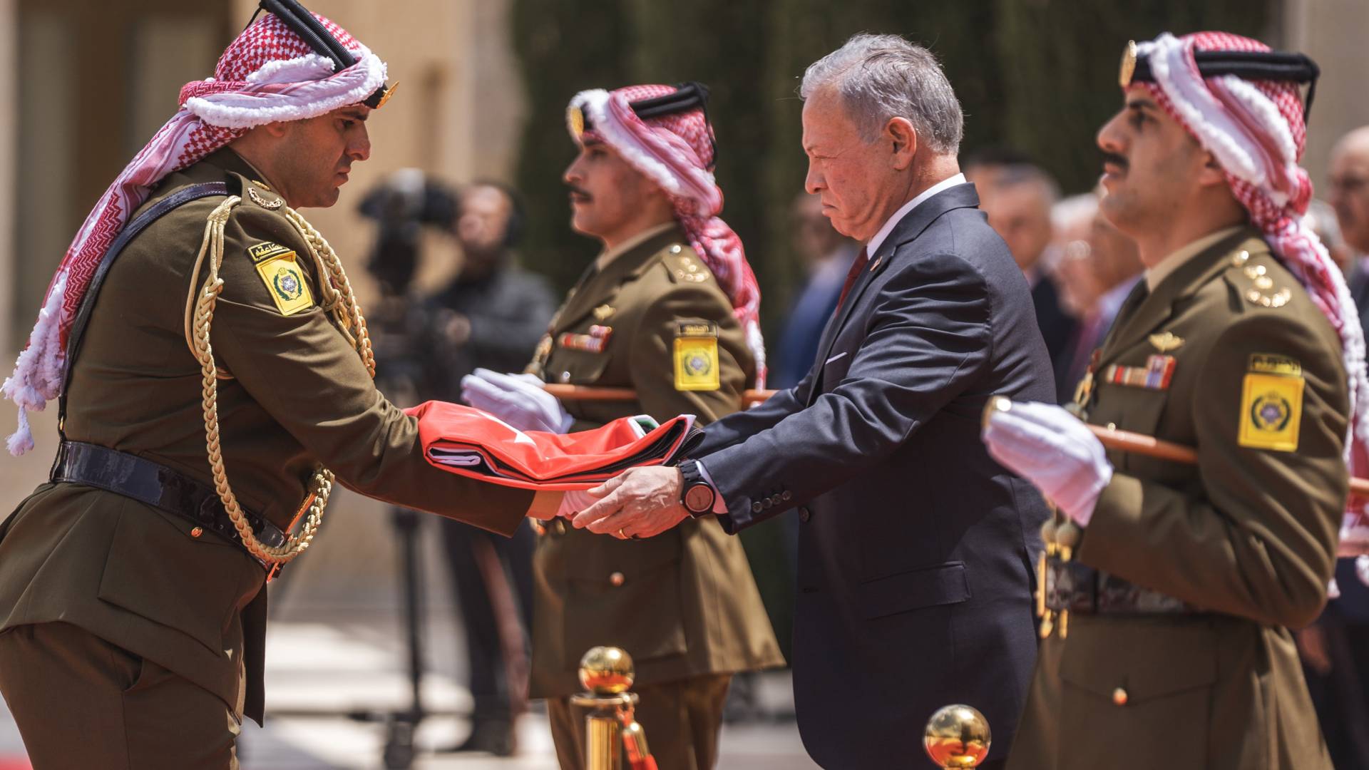 جلالة الملك عبدالله الثاني من مراسم رفع العلم في قصر الحسينية