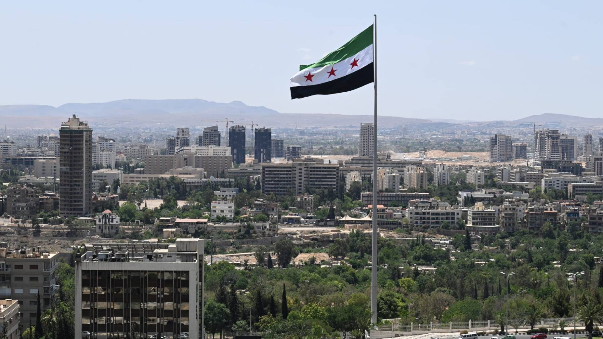 علم سوريا  في العاصمة دمشق