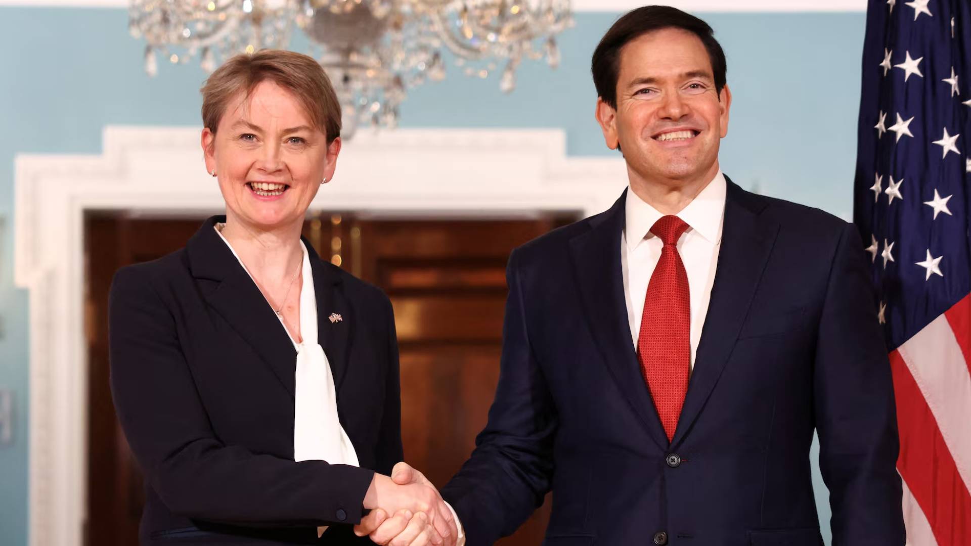 وزير الخارجية الأمريكية ماركو روبيو مع نظيرته البريطانية إيفيت كوبر