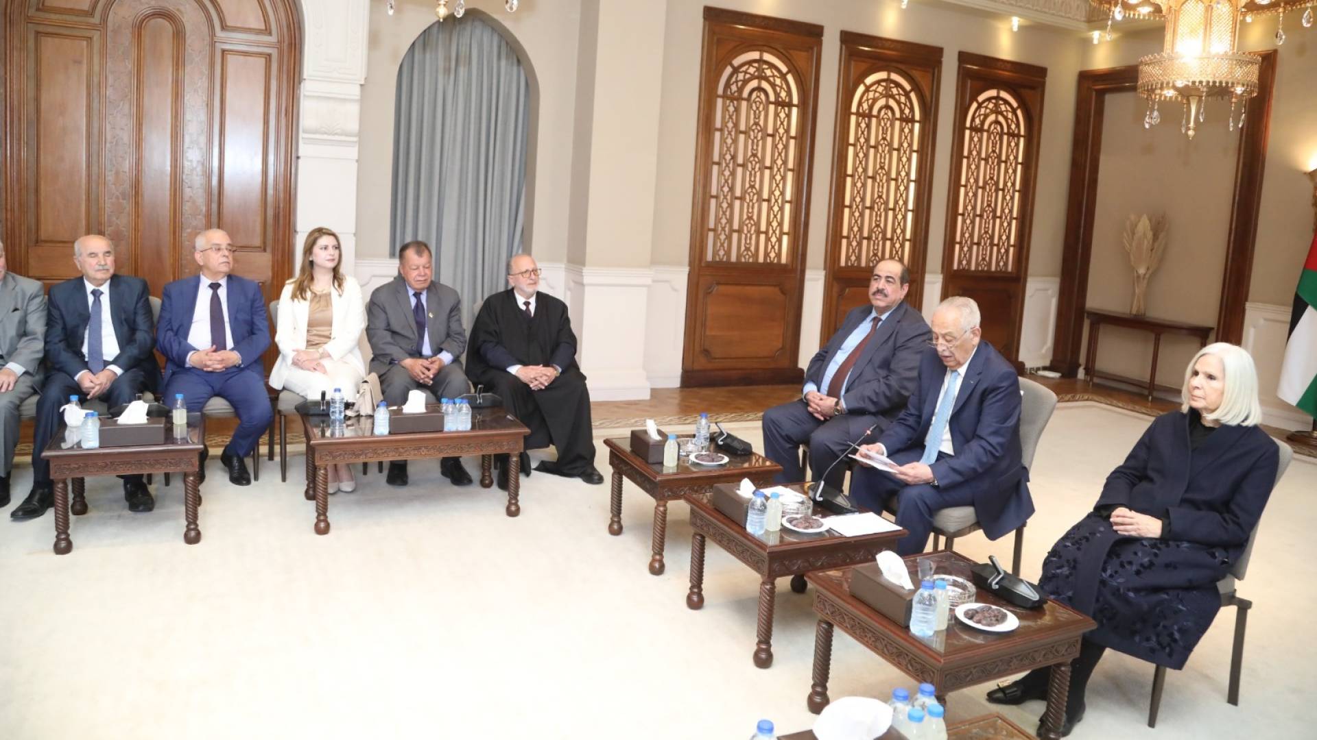 رئيس الديوان الملكي الهاشمي يوسف العيسوي اثناء لقائه وفدا من مبادرة "أردن الرسالة"