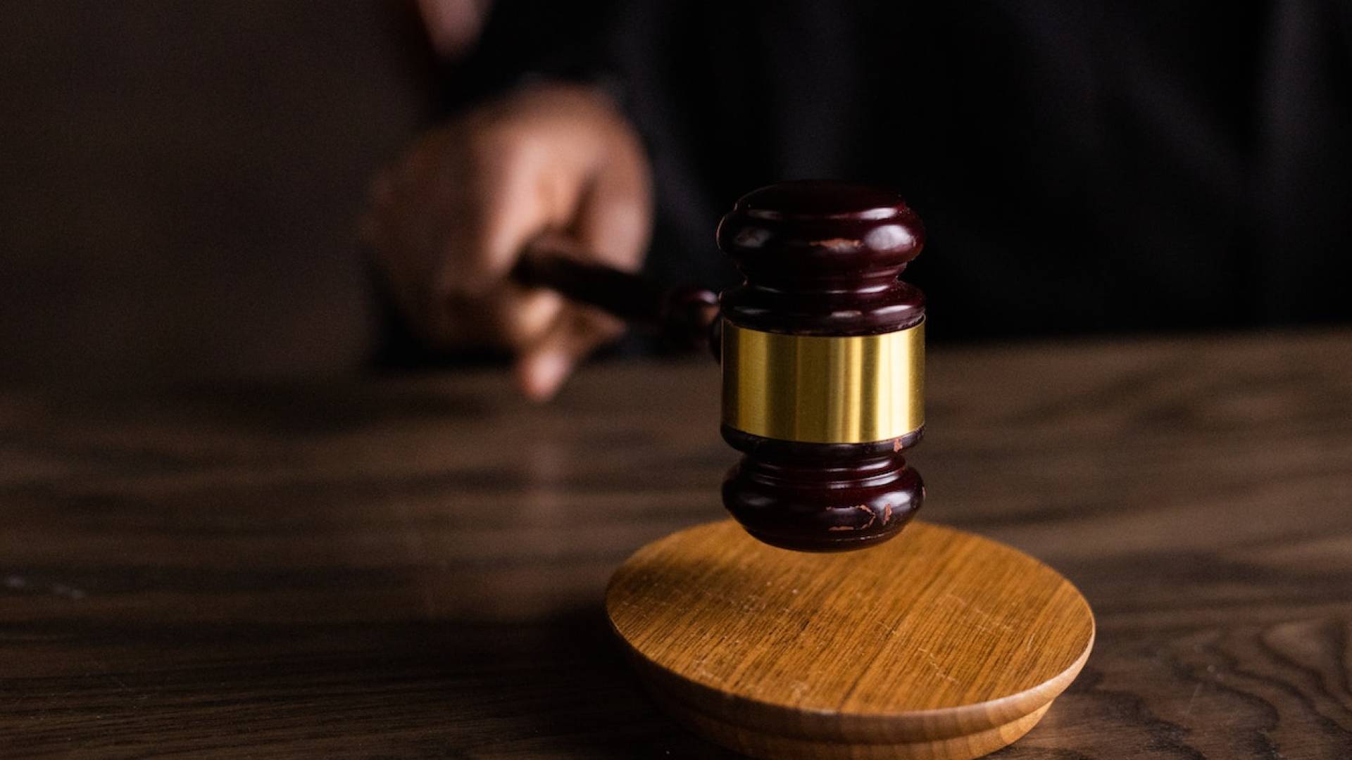 مطرقة محكمة