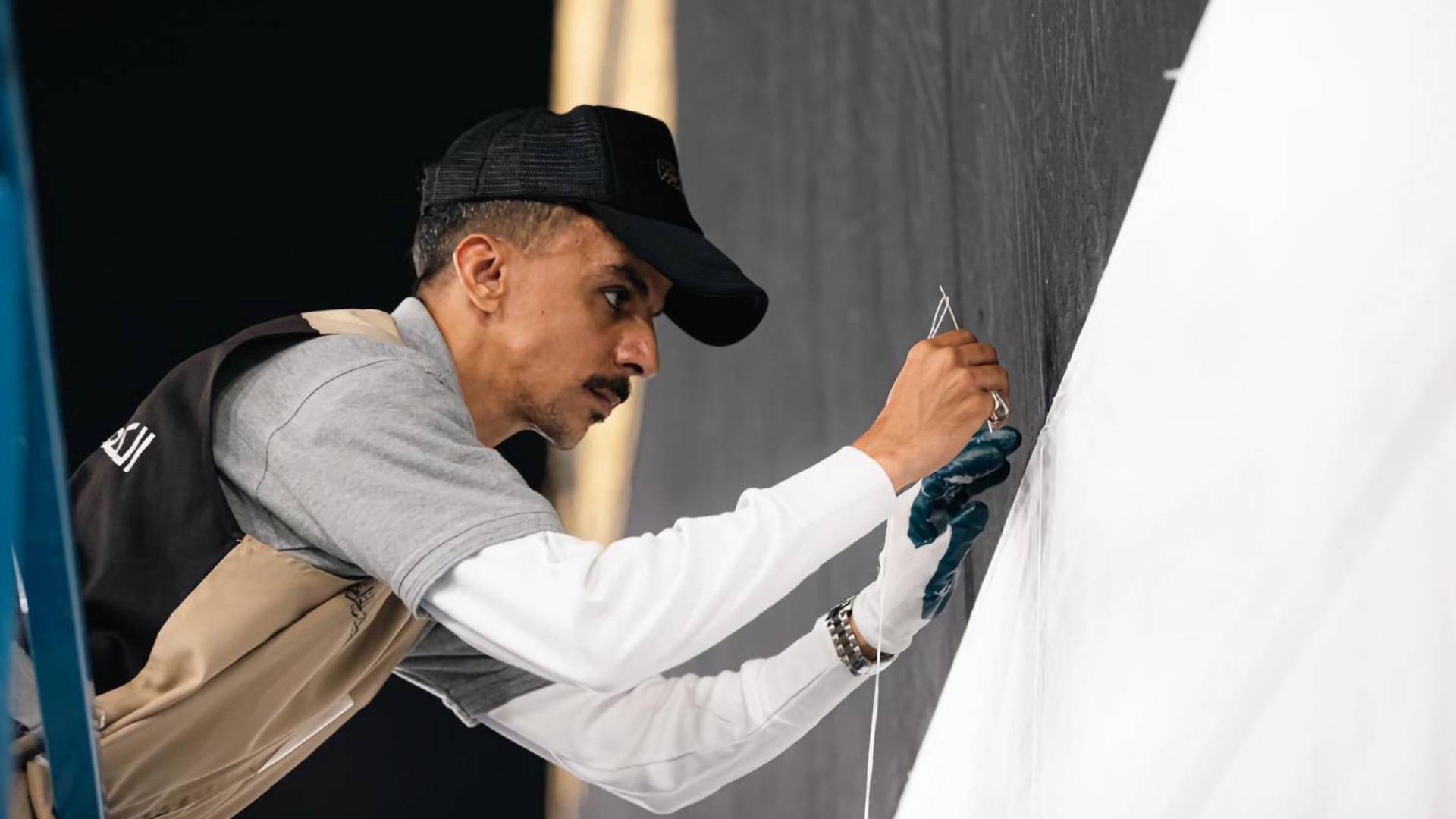 رفع الجزء السفلي من كسوة الكعبة المشرفة