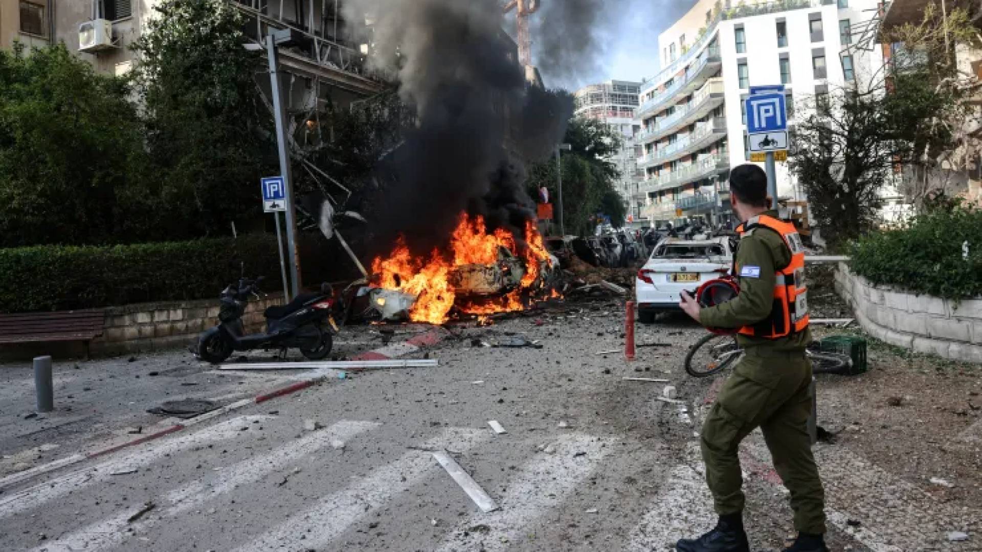 آثار قصف صاروخي إيراني على تل أبيب (رويترز-أرشيف)