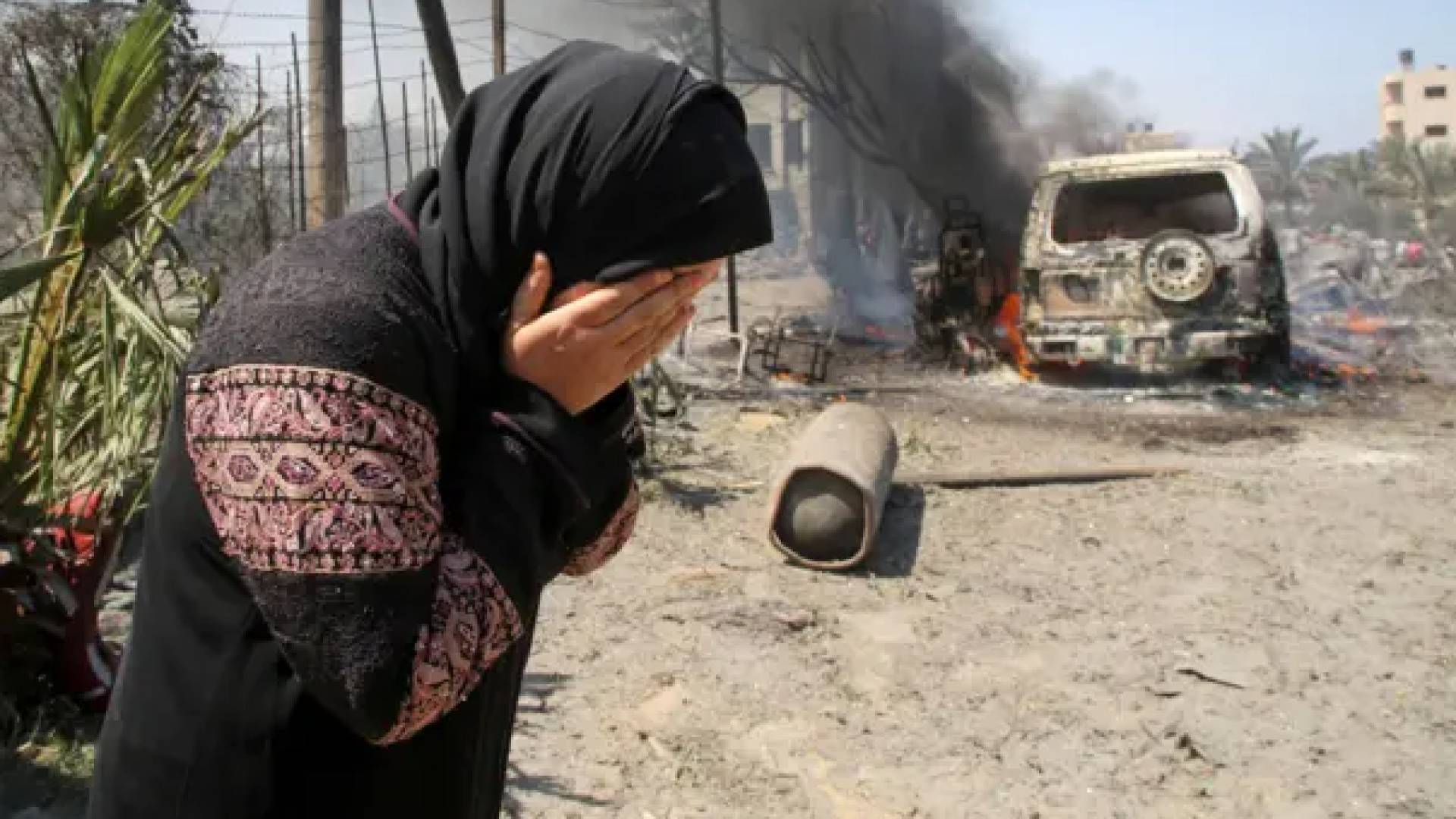 امراة من غزة تبكي بعد استهداف عائلتها