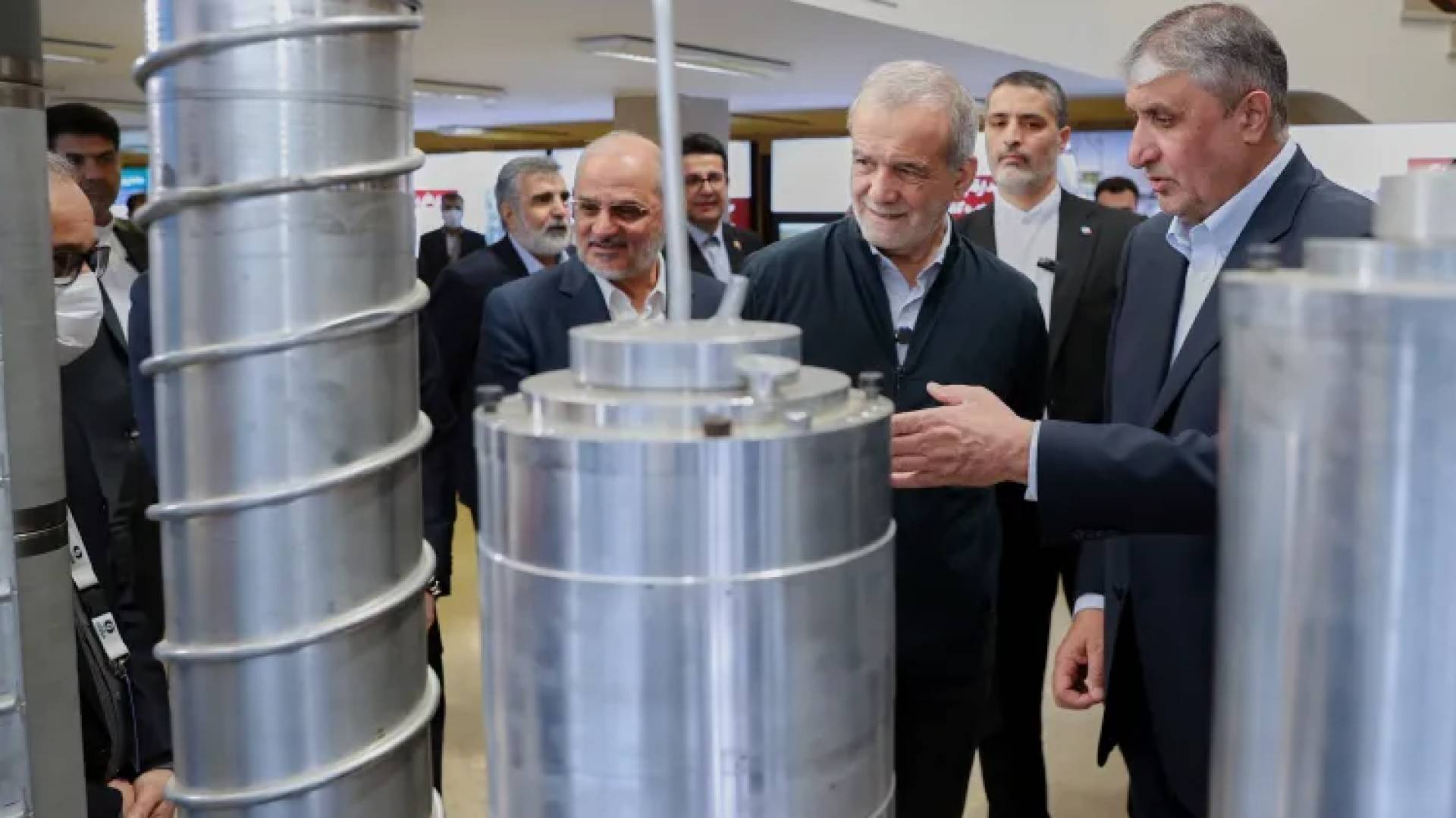 الرئيس الإيراني مسعود بزشكيان يزور معرضا في طهران عن إنجازات بلاده النووية