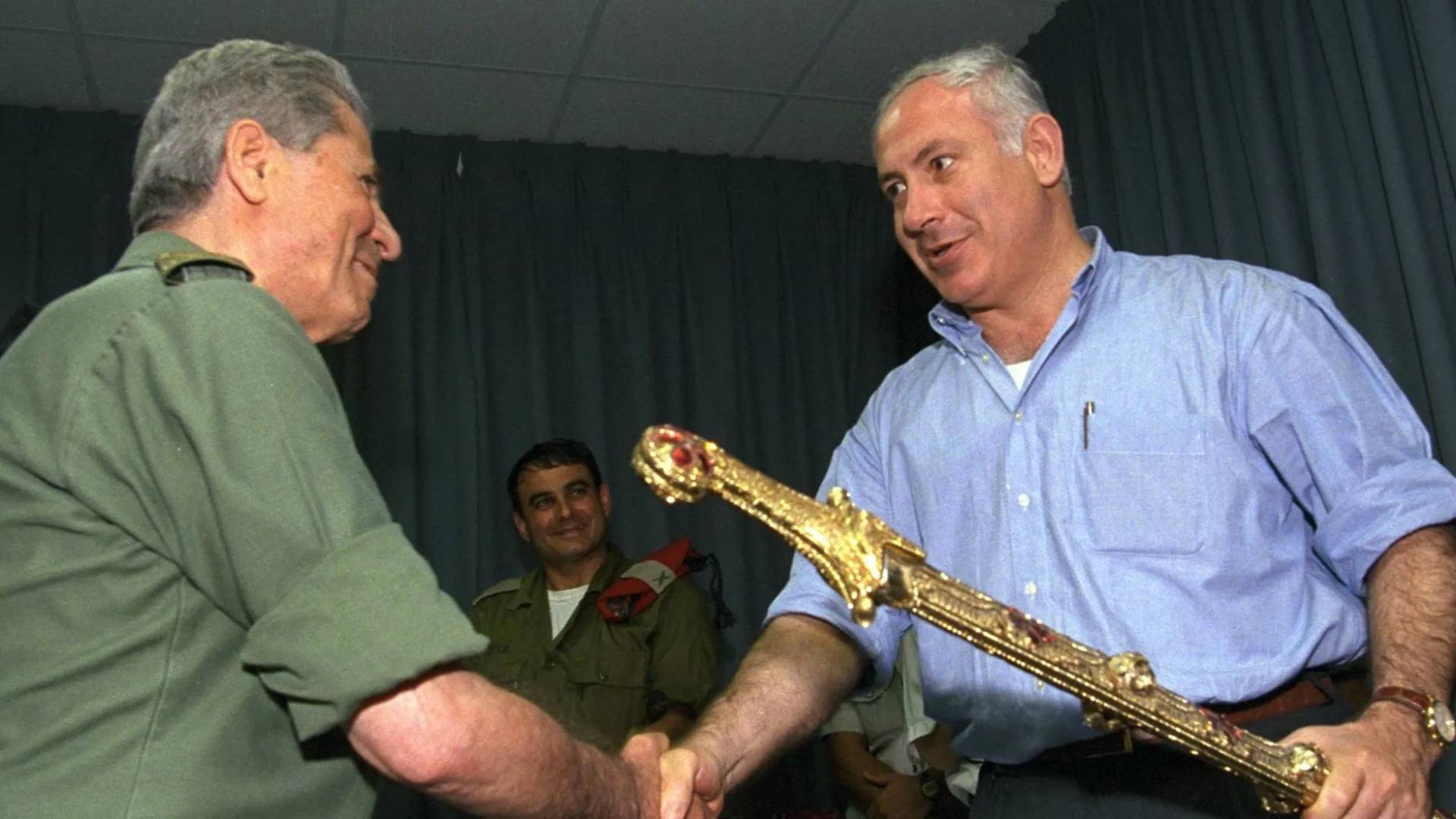 نتنياهو  يتسلم سيفا مذهبا من أنطوان لحد