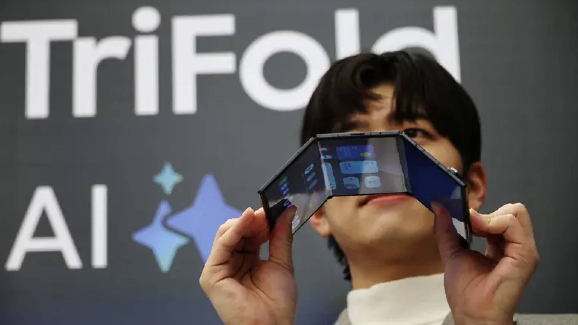 هاتف ثلاثي الطيات