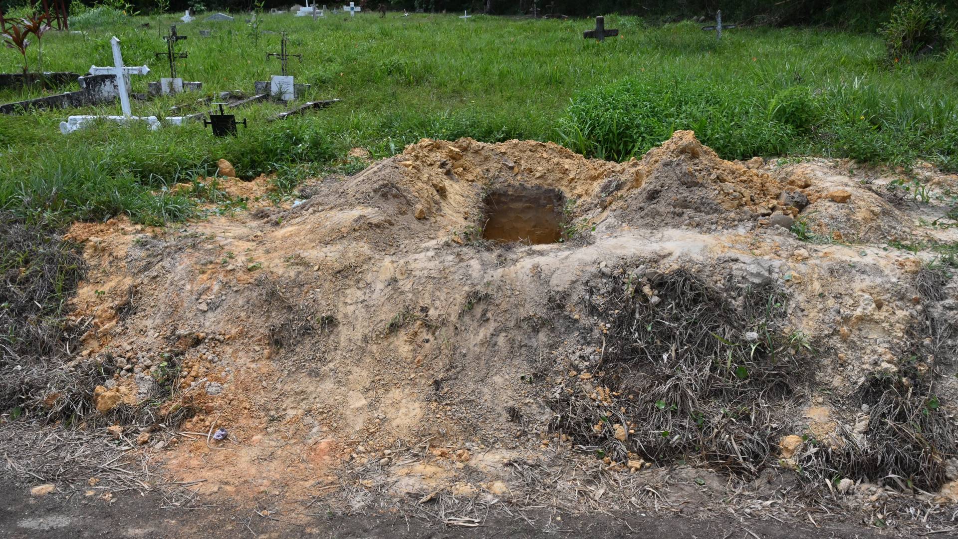 صورة قبر مفتوح في مقبرة كوموتو، ترينيداد وتوباغو