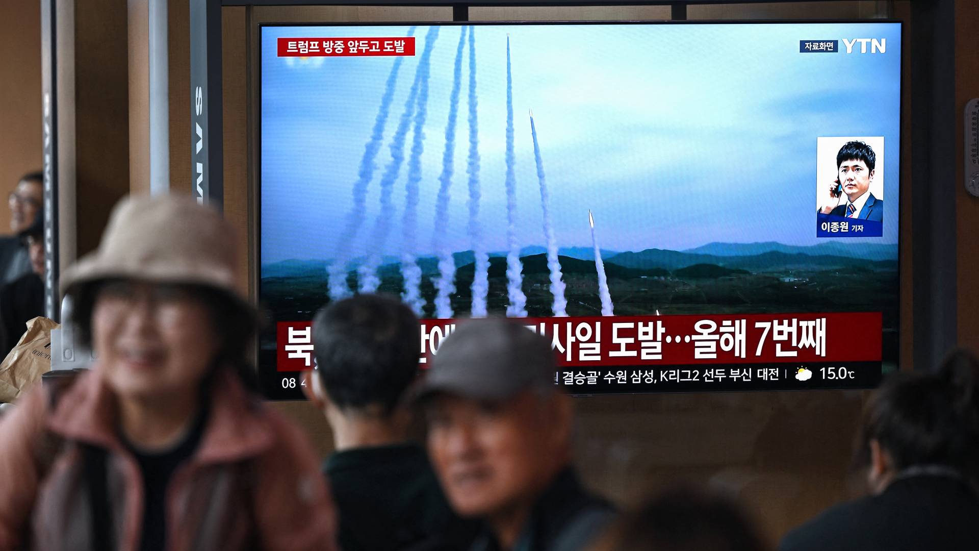 شاشة تلفزيون تعرض نشرة إخبارية تتضمن لقطات أرشيفية لتجربة صاروخية كورية شمالية