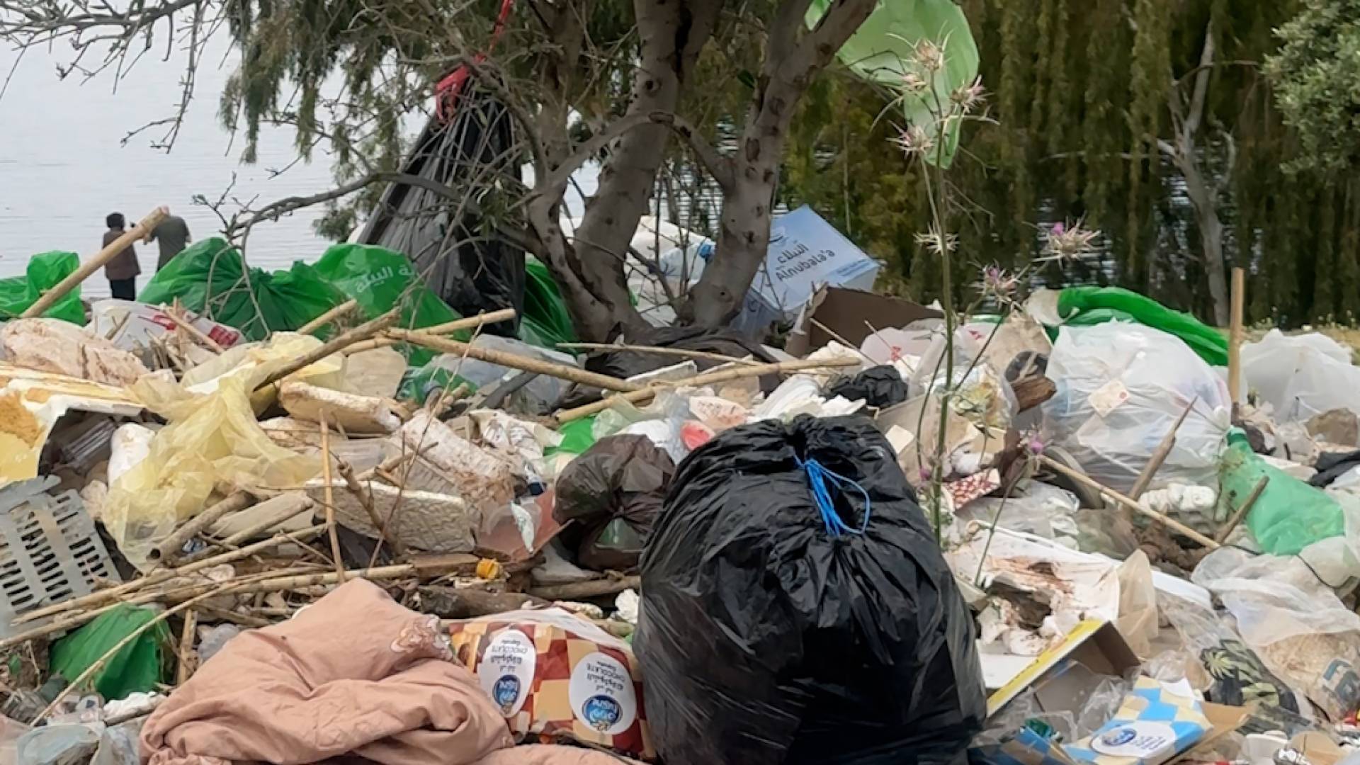 مخلفات في محيط سد الملك طلال