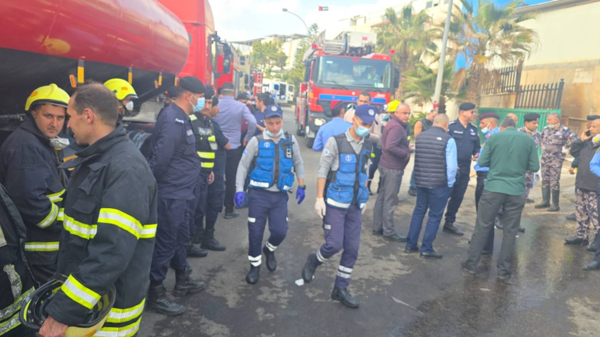 الدفاع المدني يتعامل مع حريق داخل احد مصانع الكيماويات في محافظة إربد