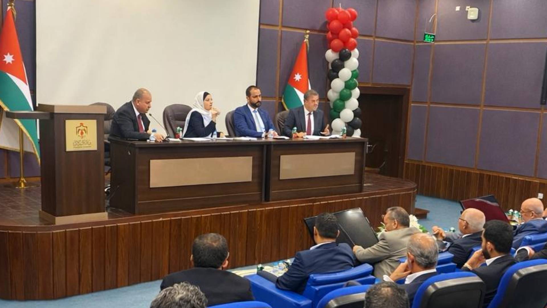 عقدت هيئة تنظيم النقل البري، بالتعاون مع وزارة النقل، جلسة تشاورية في مبنى الوزارة