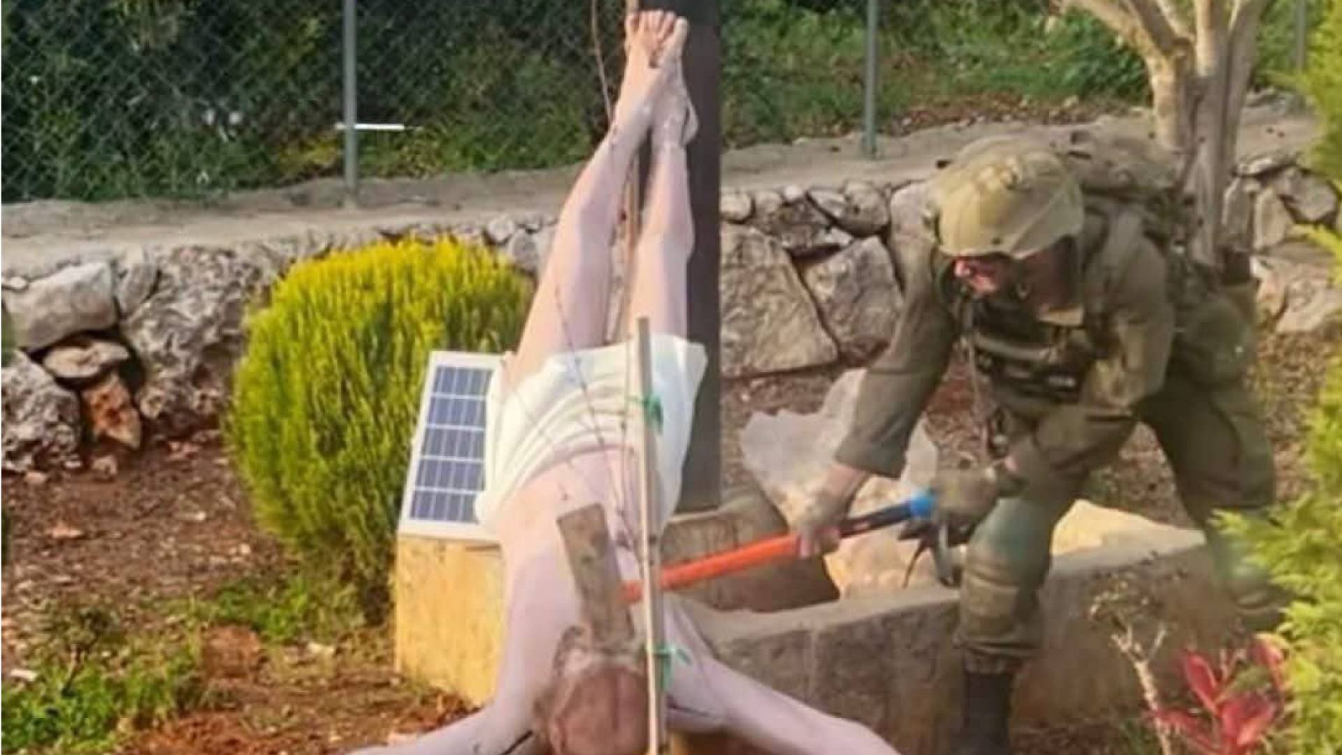 جندي لدى الاحتلال يحطم تمثالا يمثل السيد المسيح