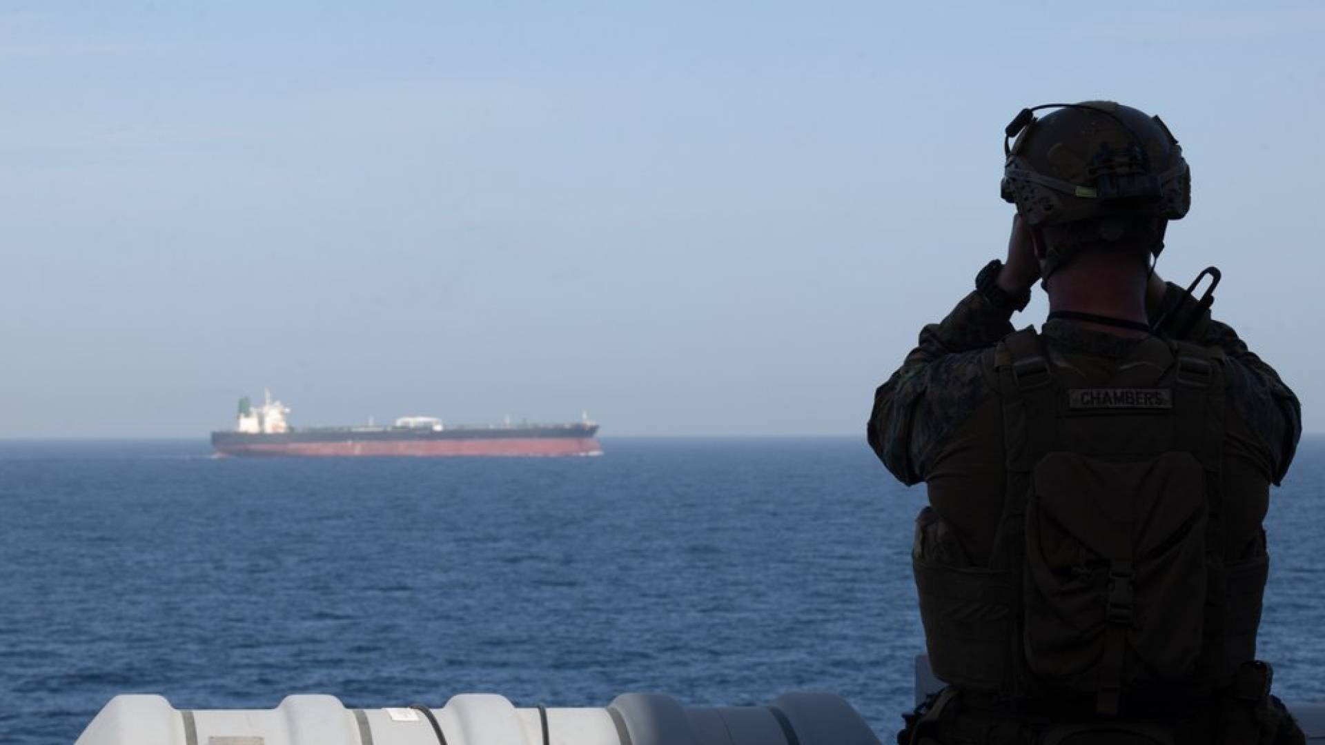 جندي أمريكي على متن مدمرة