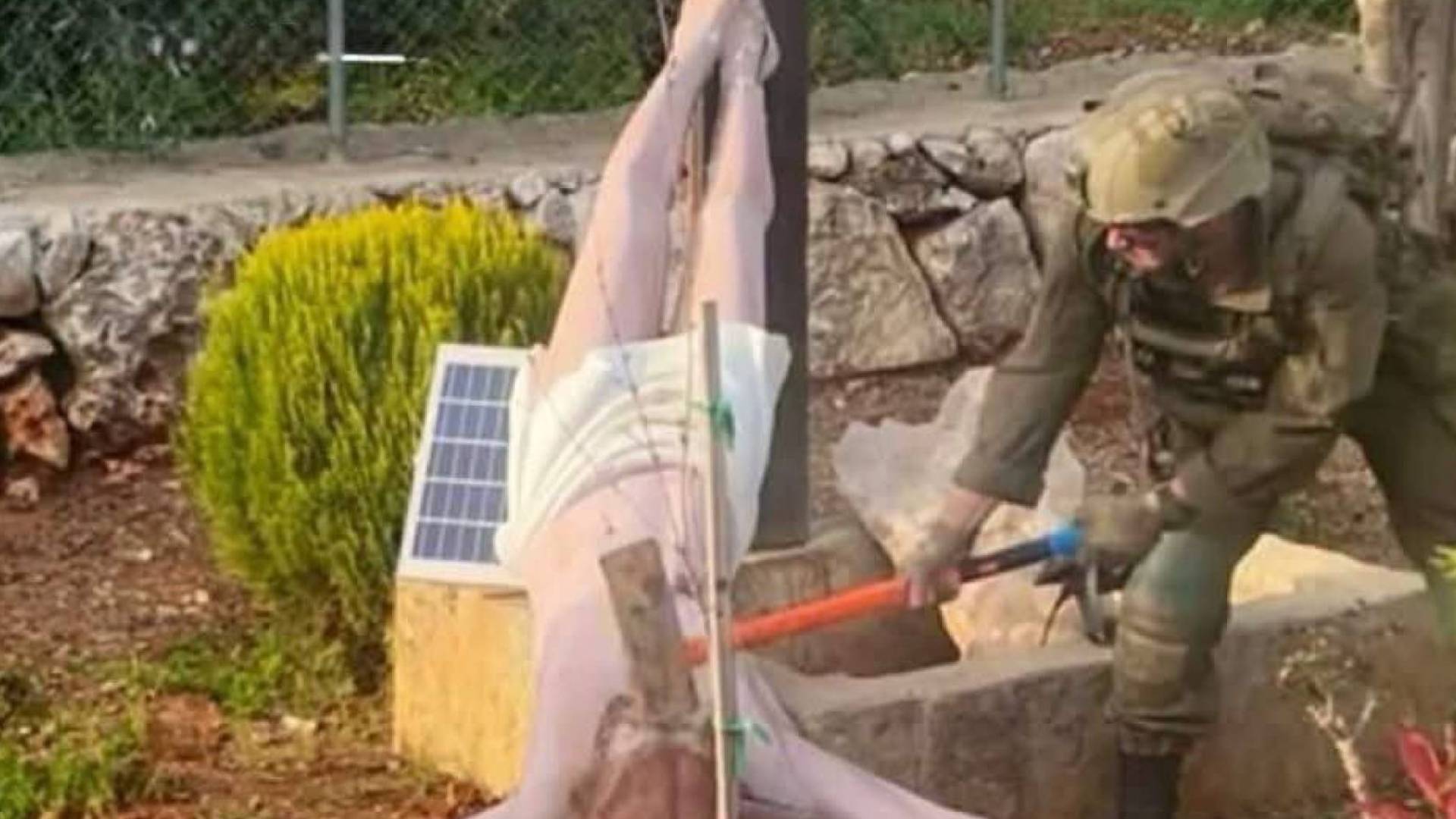 جندي من جيش الاحتلال يحطم تمثالا للسيد المسيح