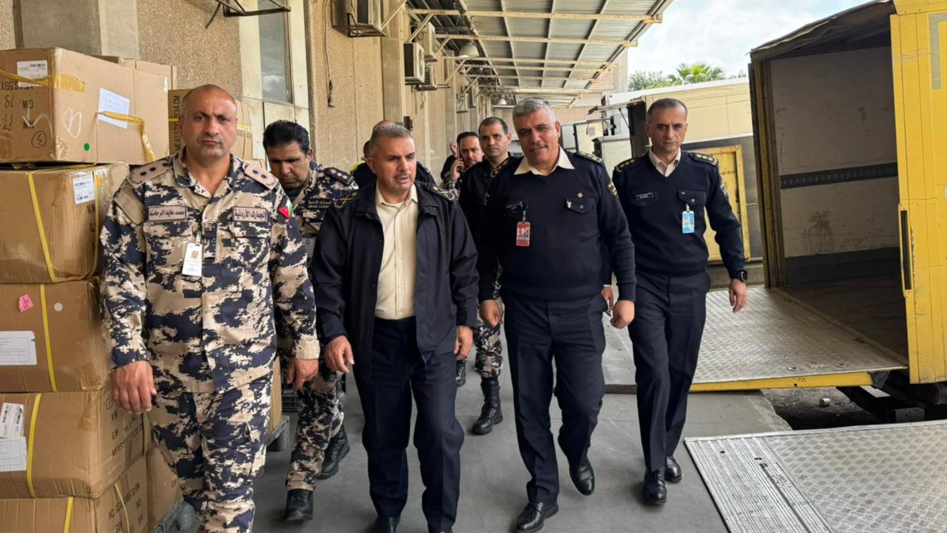 مدير عام الجمارك الأردنية لواء جمارك احمد العكاليك خلال زيارة ميدانية لمركز جمرك مطار التخليص.