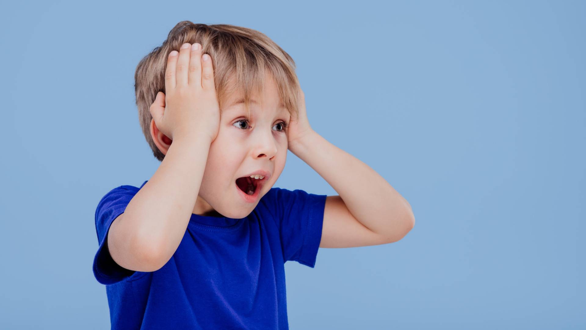 طفل يعاني من حساسية الاصوات