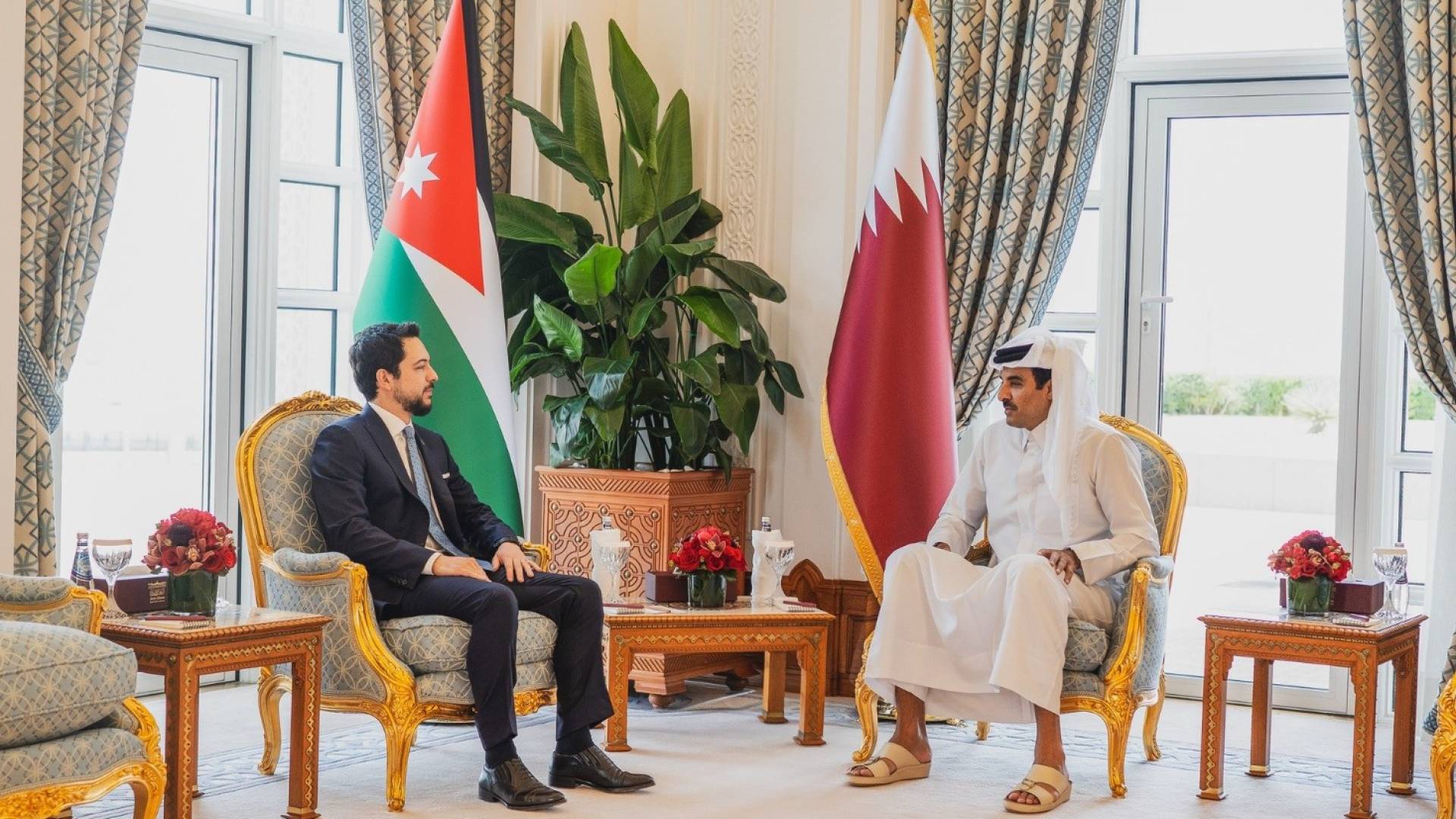 ولي العهد يلتقي أمير دولة قطر