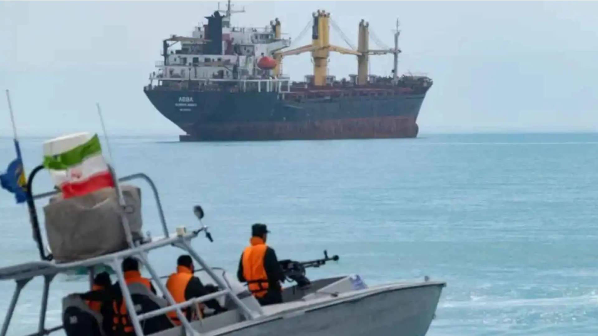 البحرية الإيرانية وأحد السفن الكبيرة في هرمز