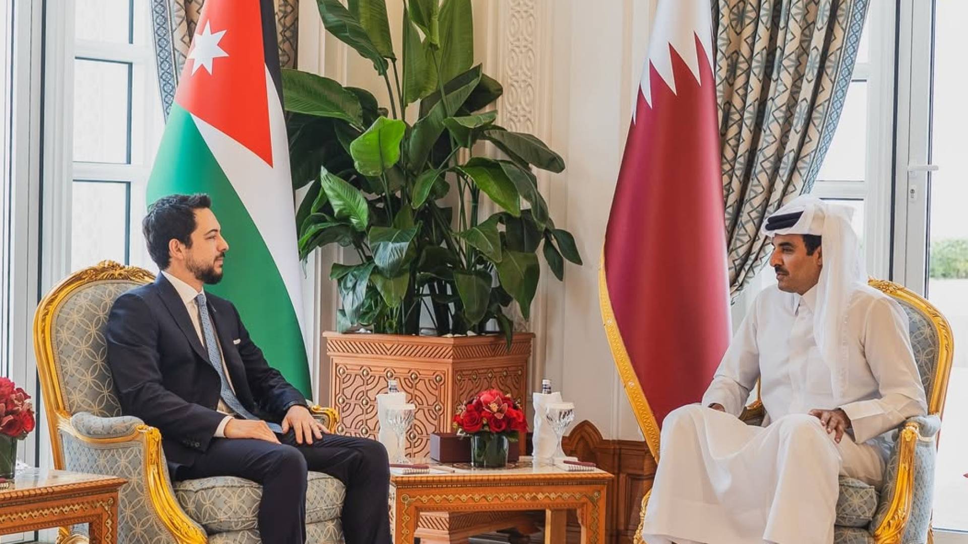 ولي العهد  الأمير الحسين بن عبدﷲ الثاني و أمير دولة قطر الشيخ تميم بن حمد آل ثاني