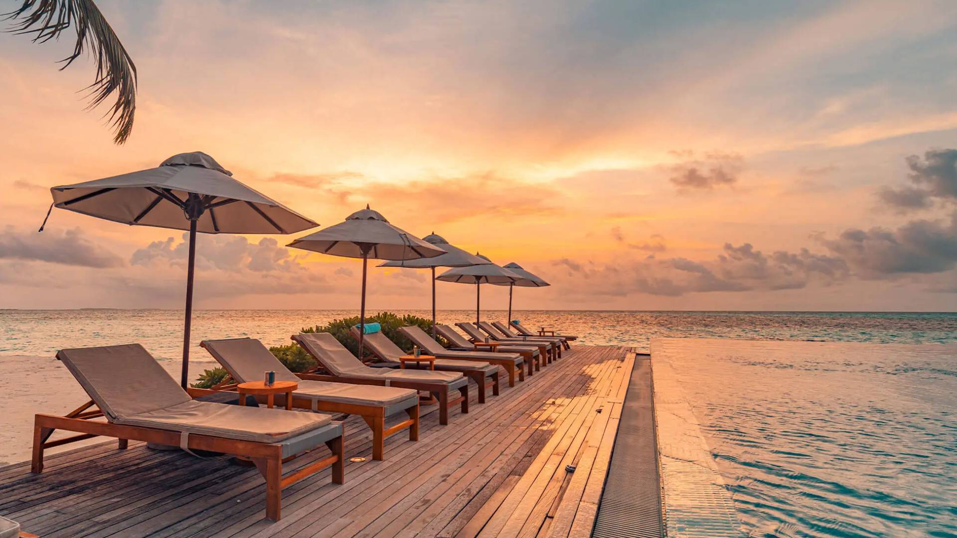 جلسات على شاطئ البحر في أحد الفنادق