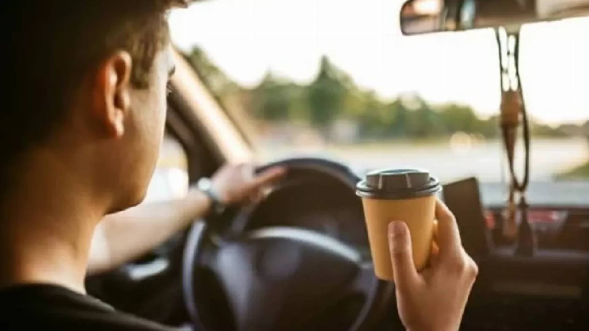 شرب قهوة اثناء القيادة