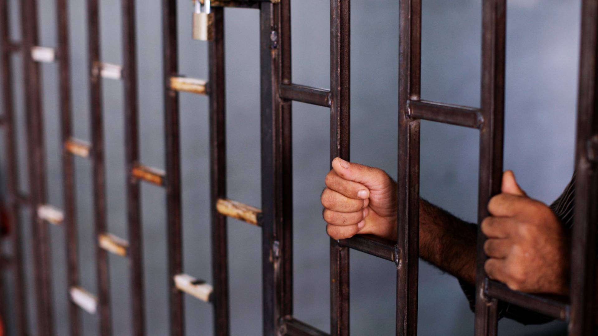 سجن بداخله احد الاشخاص