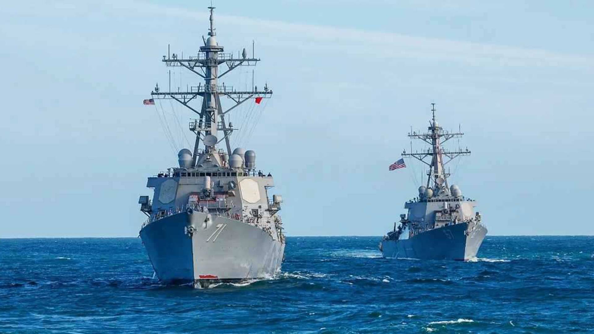 سفن أمريكية تحاصر مضيق هرمز